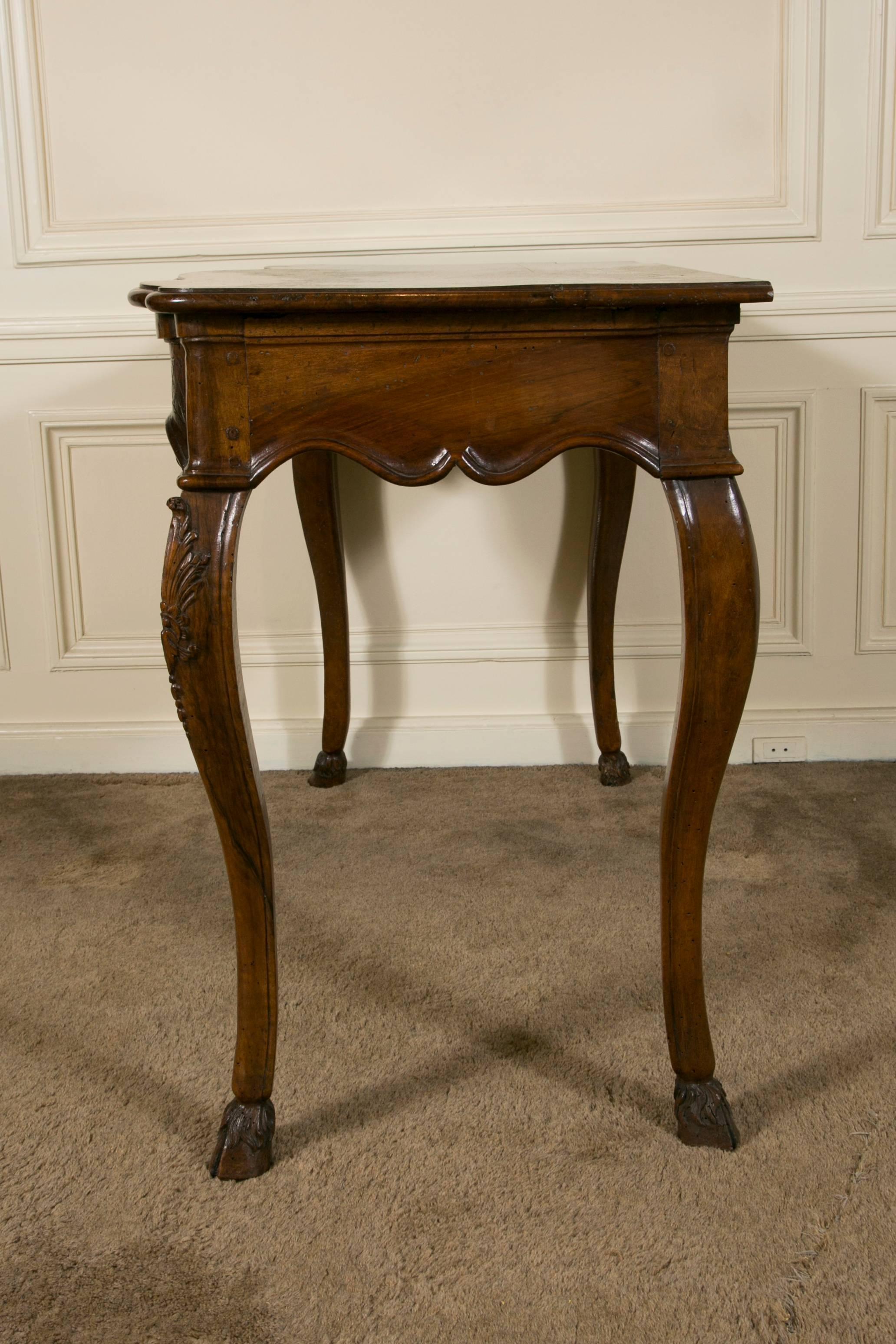 18th Century French Provençal Avignon Walnut Console Table In Good Condition In Saint-Ouen, FR