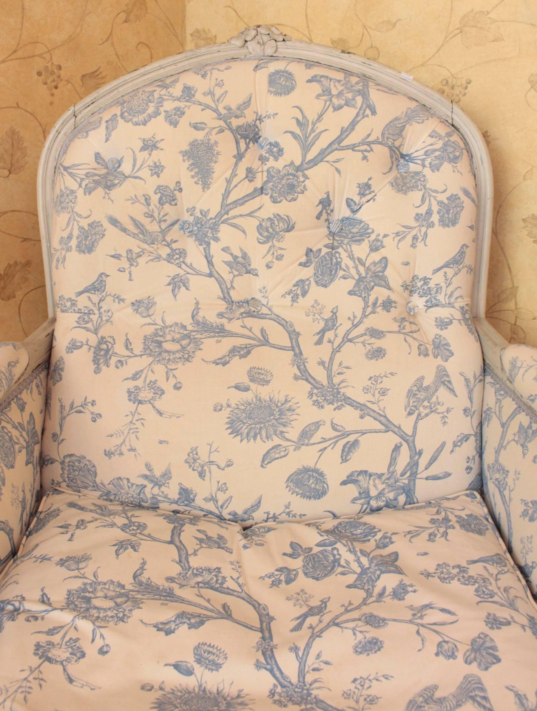 Very large French LXV style bergere chair on cabriole legs, with daisy flowers on the back top, on the front belt and on the legs
The wood frame is lacquered off-white-grey had remain on is original condition
as well as the upholstery.