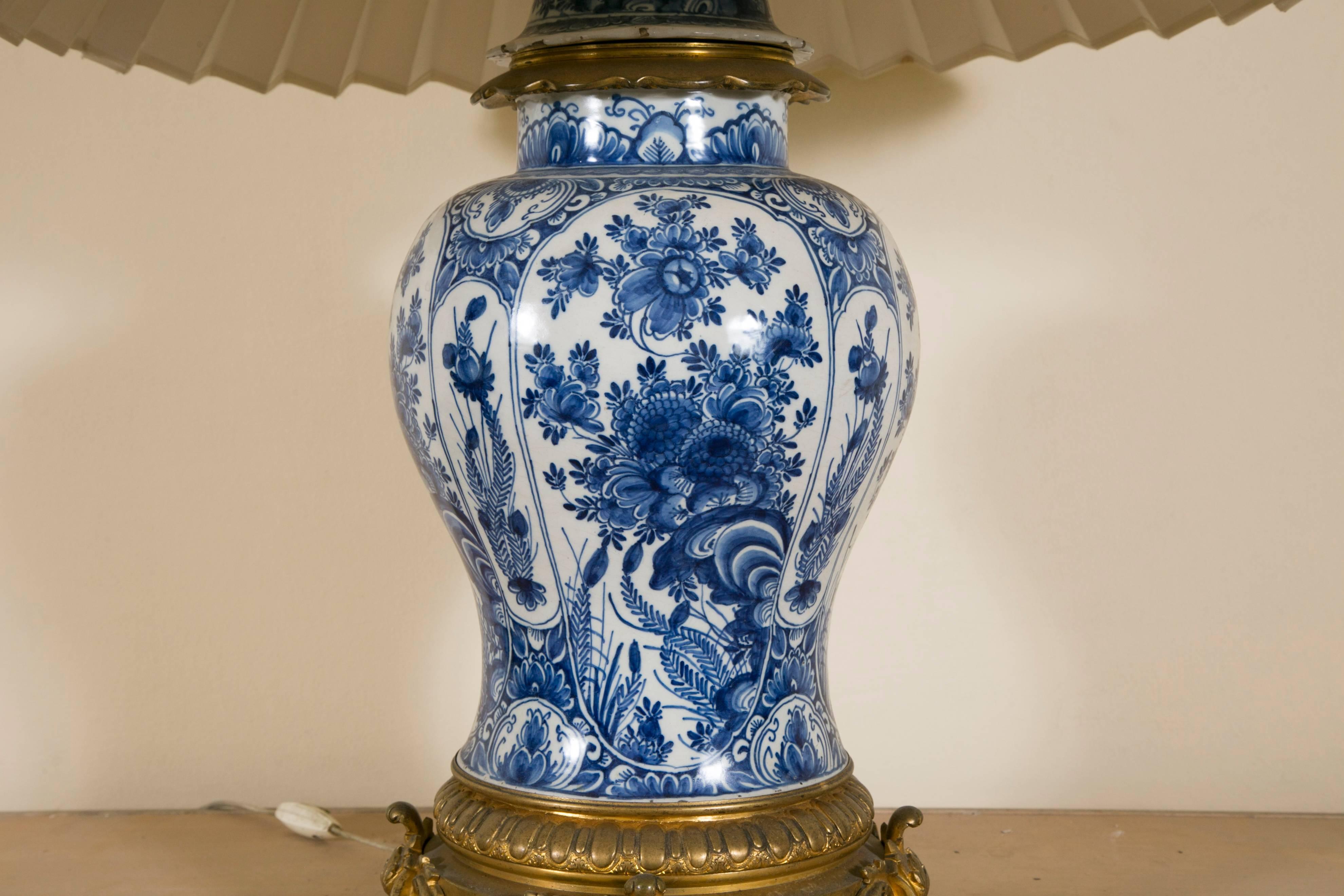 Blue Delft vase with a nice and rich flowers decor lamp mounted on a gilt bronze base and top, 19th century
Wired to the UE standard
Worn fabric lampshade available free
Shade sizes H 74 cm, D 60 cm.