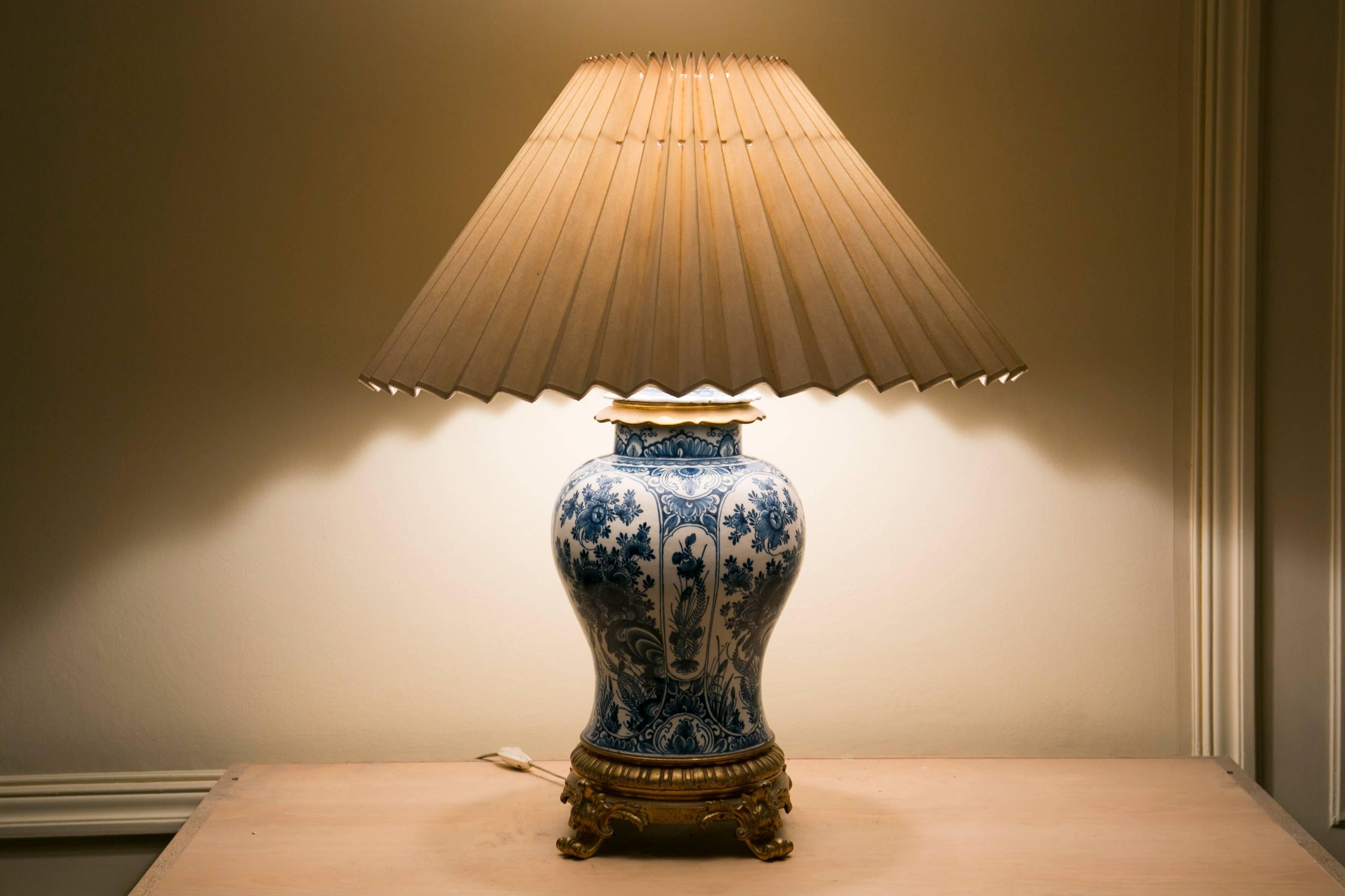 19th Century Delft Vase Lamp Mounted on Gilt Bronze Base and Top In Good Condition For Sale In Saint-Ouen, FR