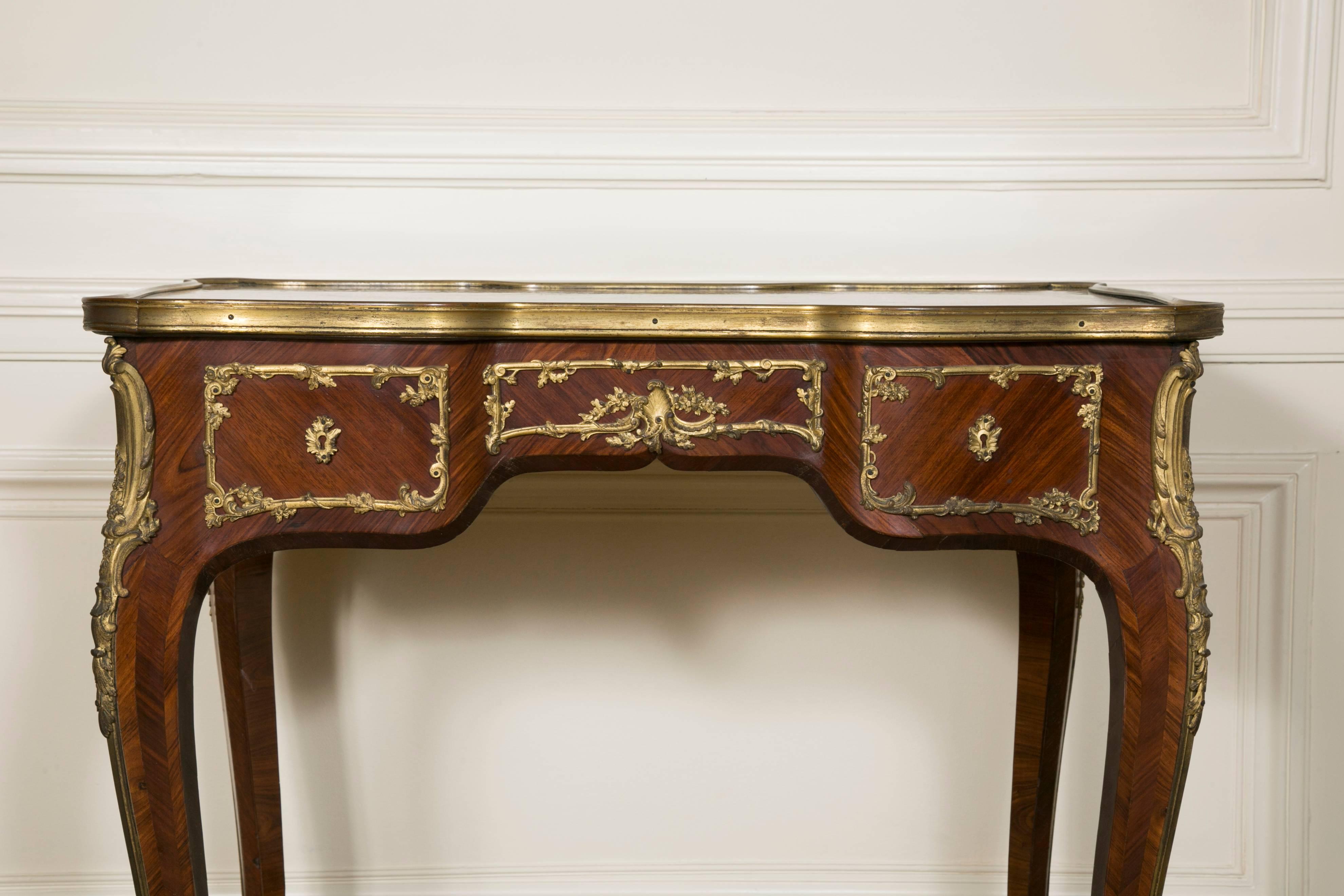 Very fine and beautifully executed model of a 19th century French Belle Époque LXV style, kingwood marquetry and ormolu-mounted table signed from V. Raulin, 226 Boulevard Saint Germain in Paris, known for the quality of his production and part of