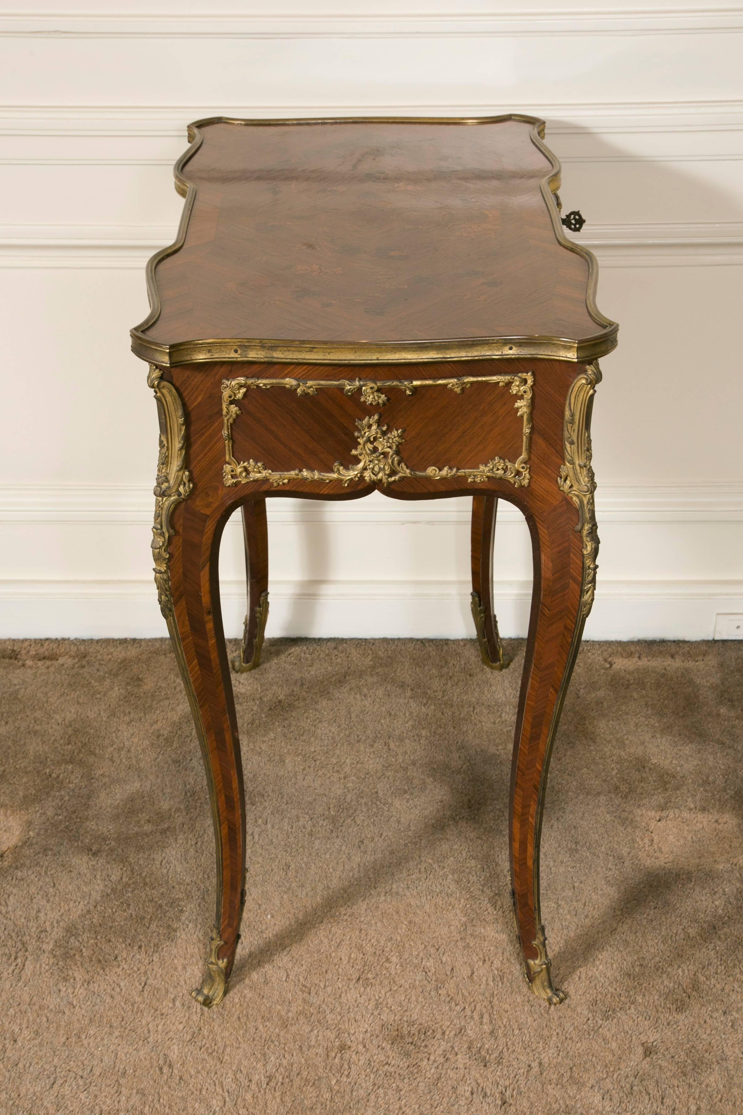 French Kingwood Marquetry and Ormolu Mounted LXV Style Table Signed Raulin In Good Condition For Sale In Saint-Ouen, FR