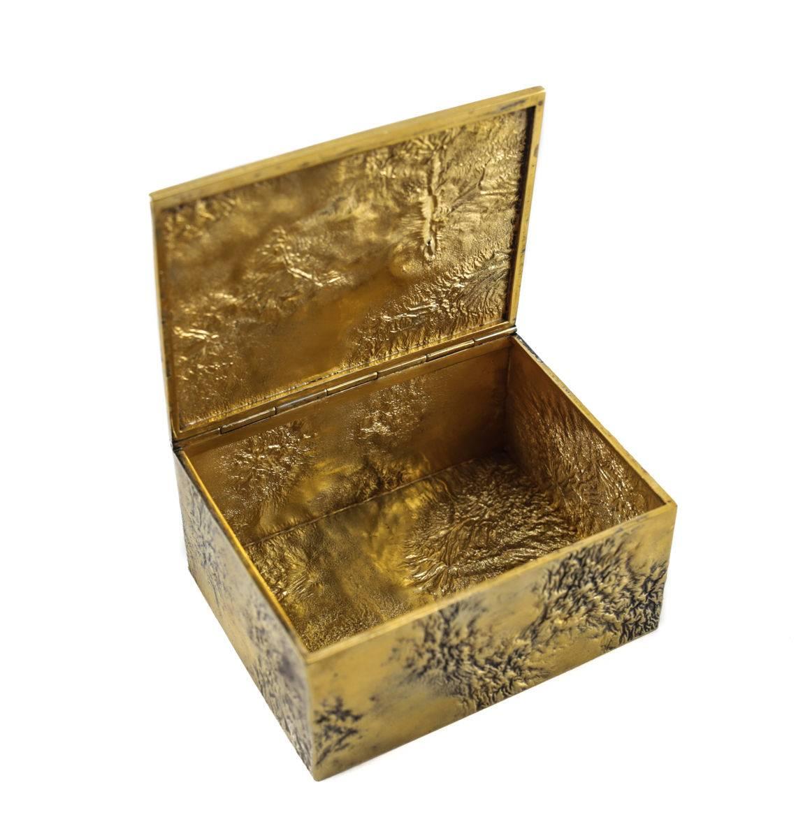 An Italian box constructed of solid sterling silver with an all-over gilt and textured finish with repousse terrains. 

With maker marks for Firenze silversmith Fallani Giusseppe, and retailer marks for Tiffany & Co.

Weighs 8 troy ounces.