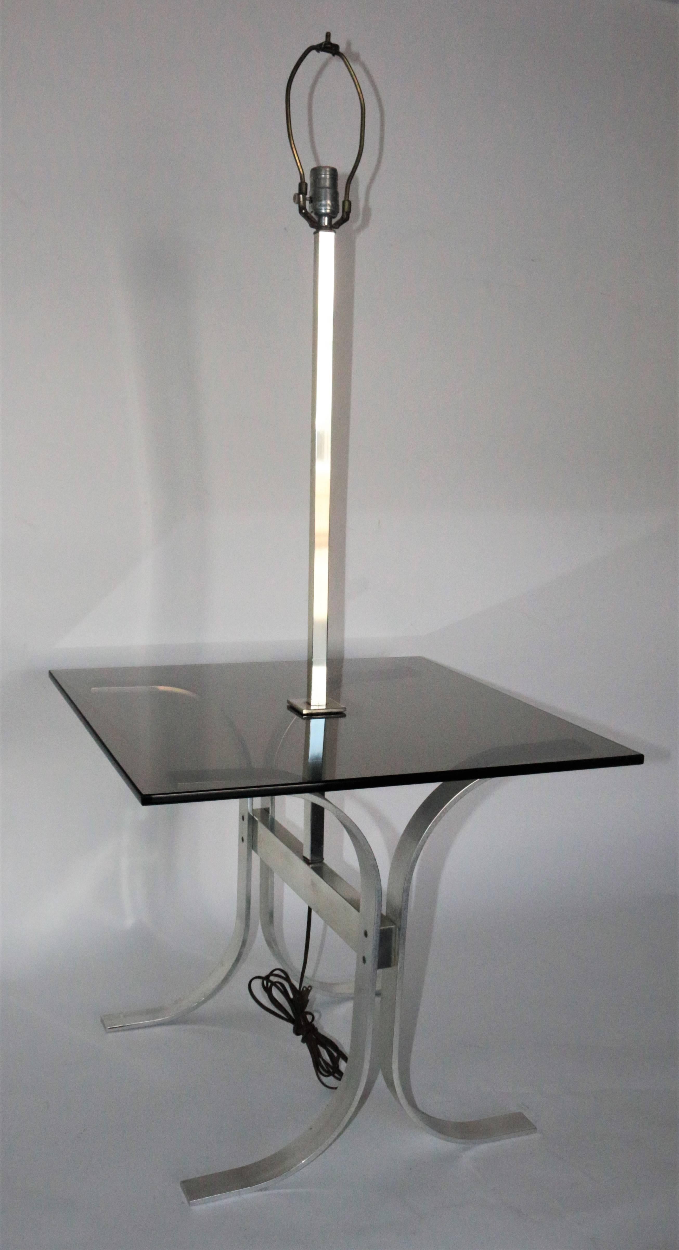 Mid-Century Modern Side Table with Built in Lamp In Excellent Condition For Sale In Pasadena, CA