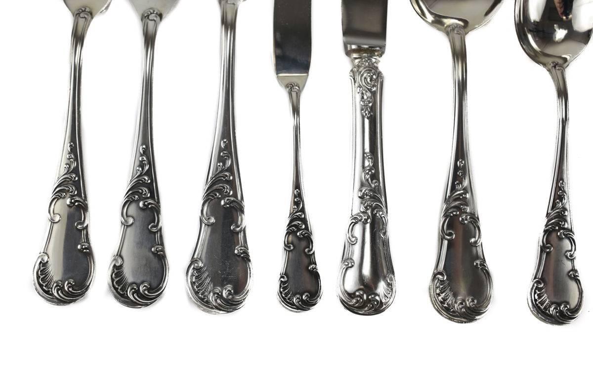 A large 84 piece Buccellati sterling silver service in the Quirinale pattern. Beautiful hand chased foliate scroll accents throughout the handles. Marked to the verso. Comes in a fine flatware service set wooden box. 

The service is comprised of