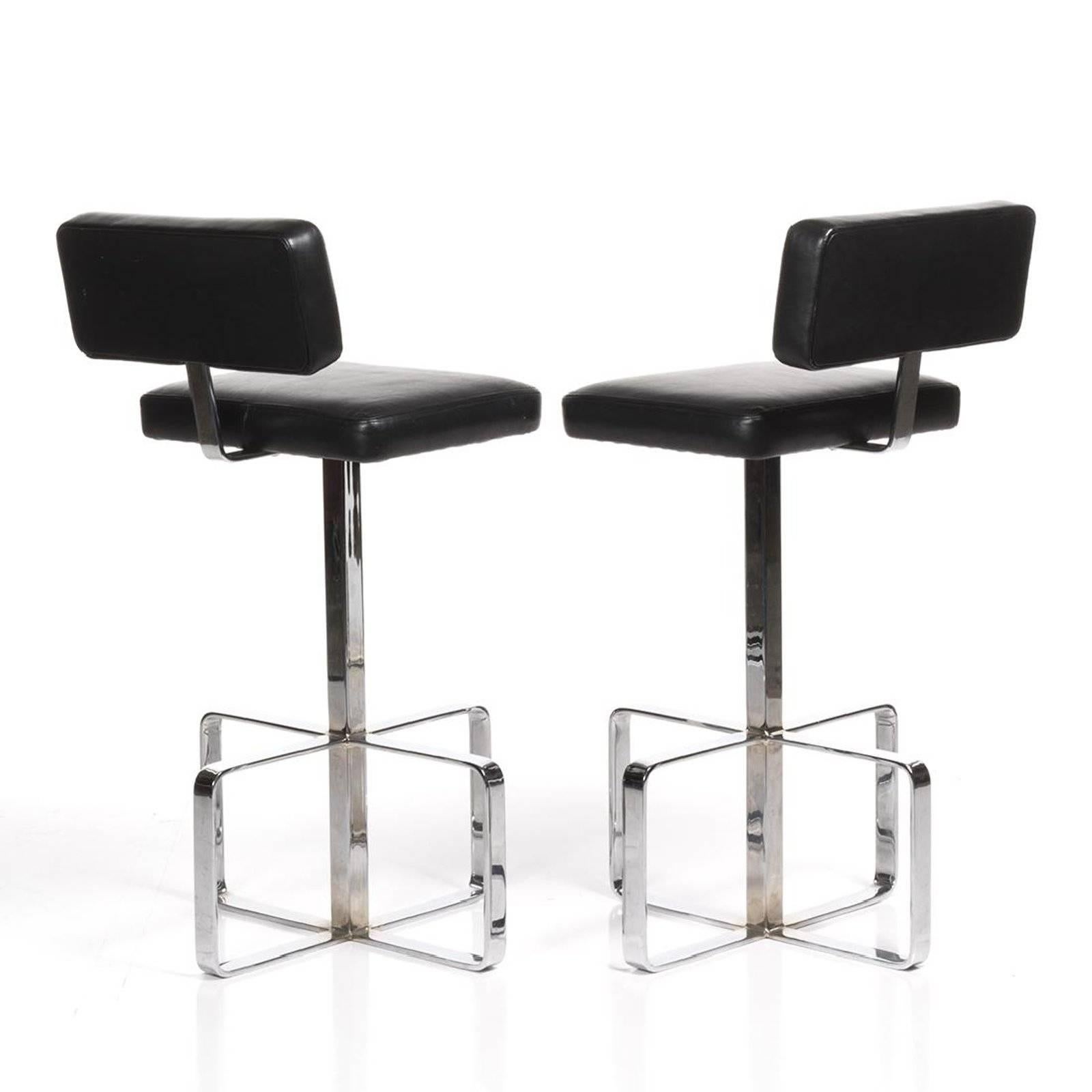 Modern Pair of Italian 1970s Leather and Chrome Swivel Barstools