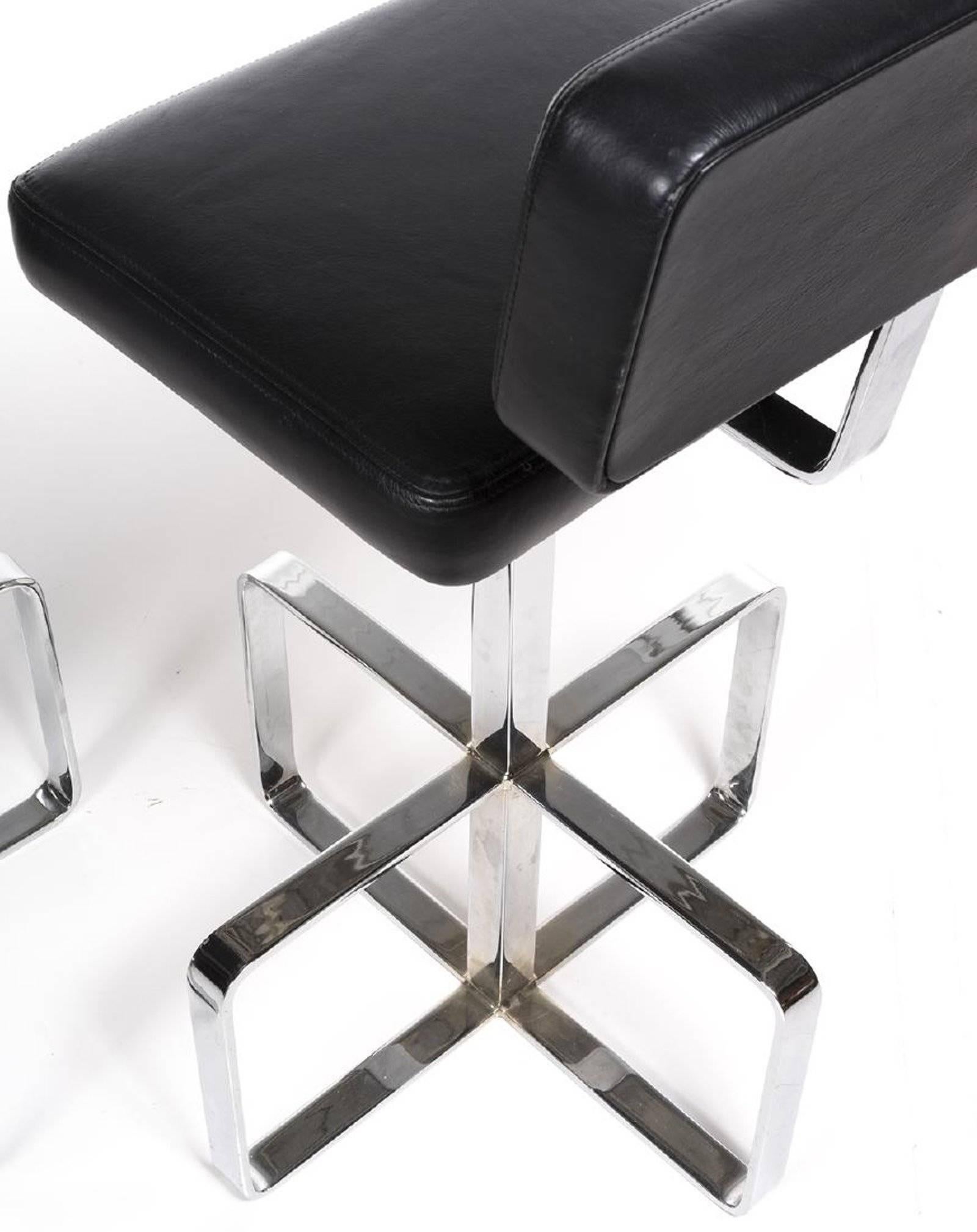 Pair of Italian 1970s Leather and Chrome Swivel Barstools In Excellent Condition In Pasadena, CA