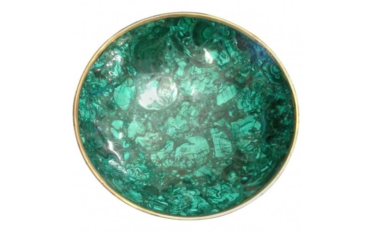 Modern large Malachite sleek and sculptural bowl. This handmade tessellated bowl features a thin bronze rim. Classic forest and emerald green hues give this malachite bowl its eye-catching appearance.

In good vintage condition.
Consistent with