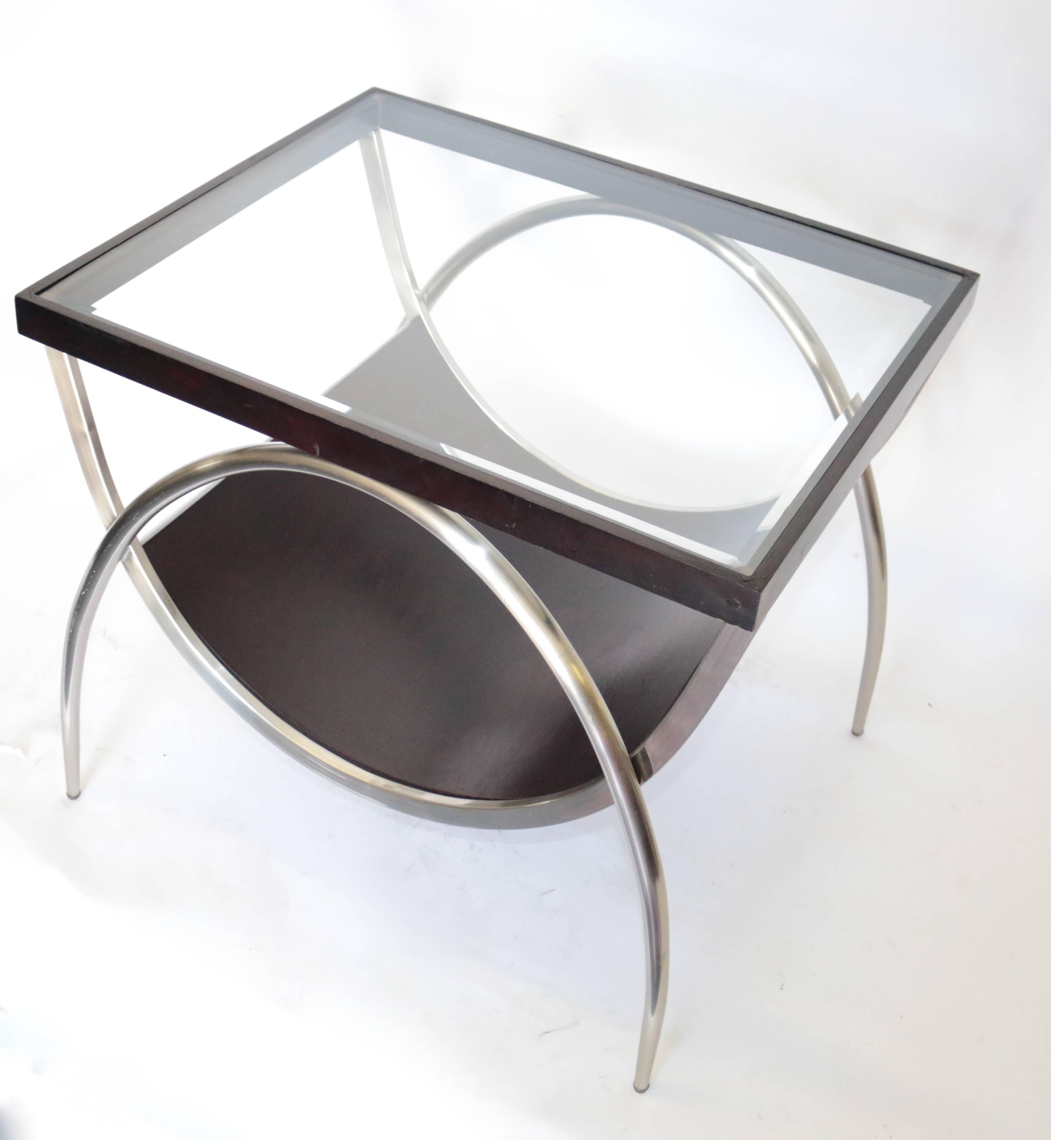This attractive pair of 1980s Modern side end tables are in excellent used condition with bevelled glass top.