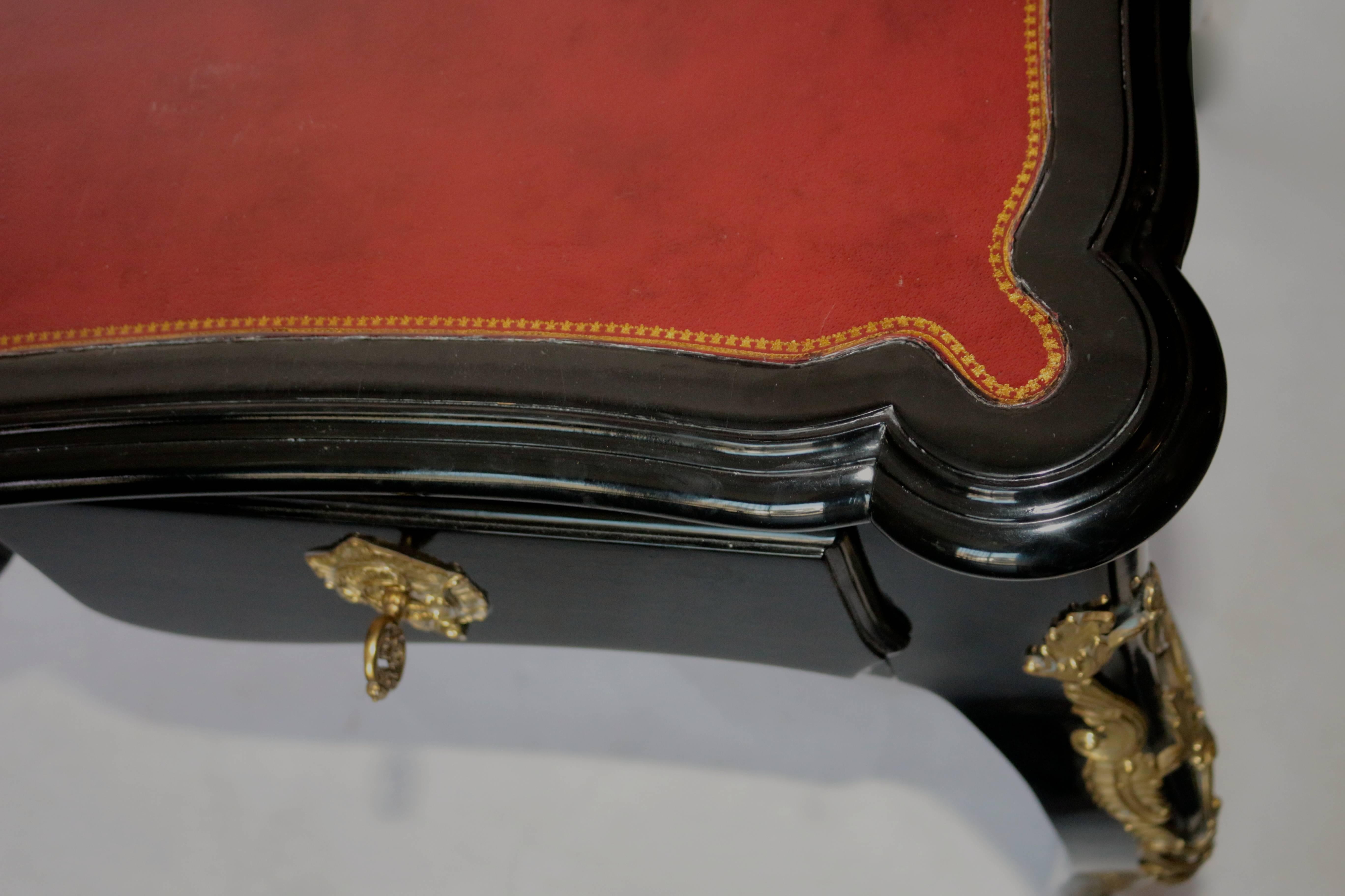 Classic Ralph Lauren lacquered leather top writing table desk with gilded bronze.
From private collection of Tommy Hilfiger.
In excellent used condition.