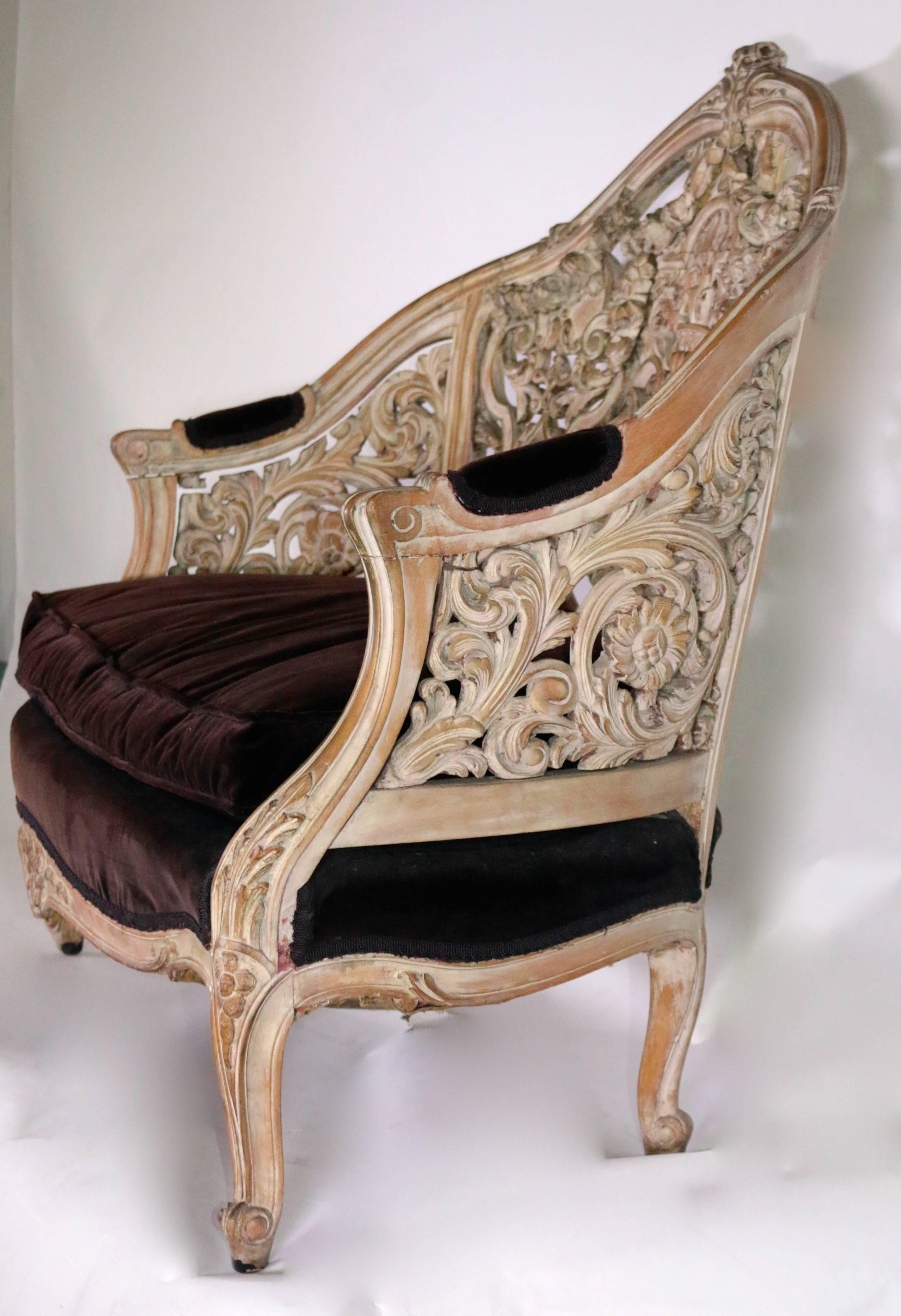Early 19th century heavily hand-carved Italian Baroque pickled beige wood settee sofa.
Velvet appositely.