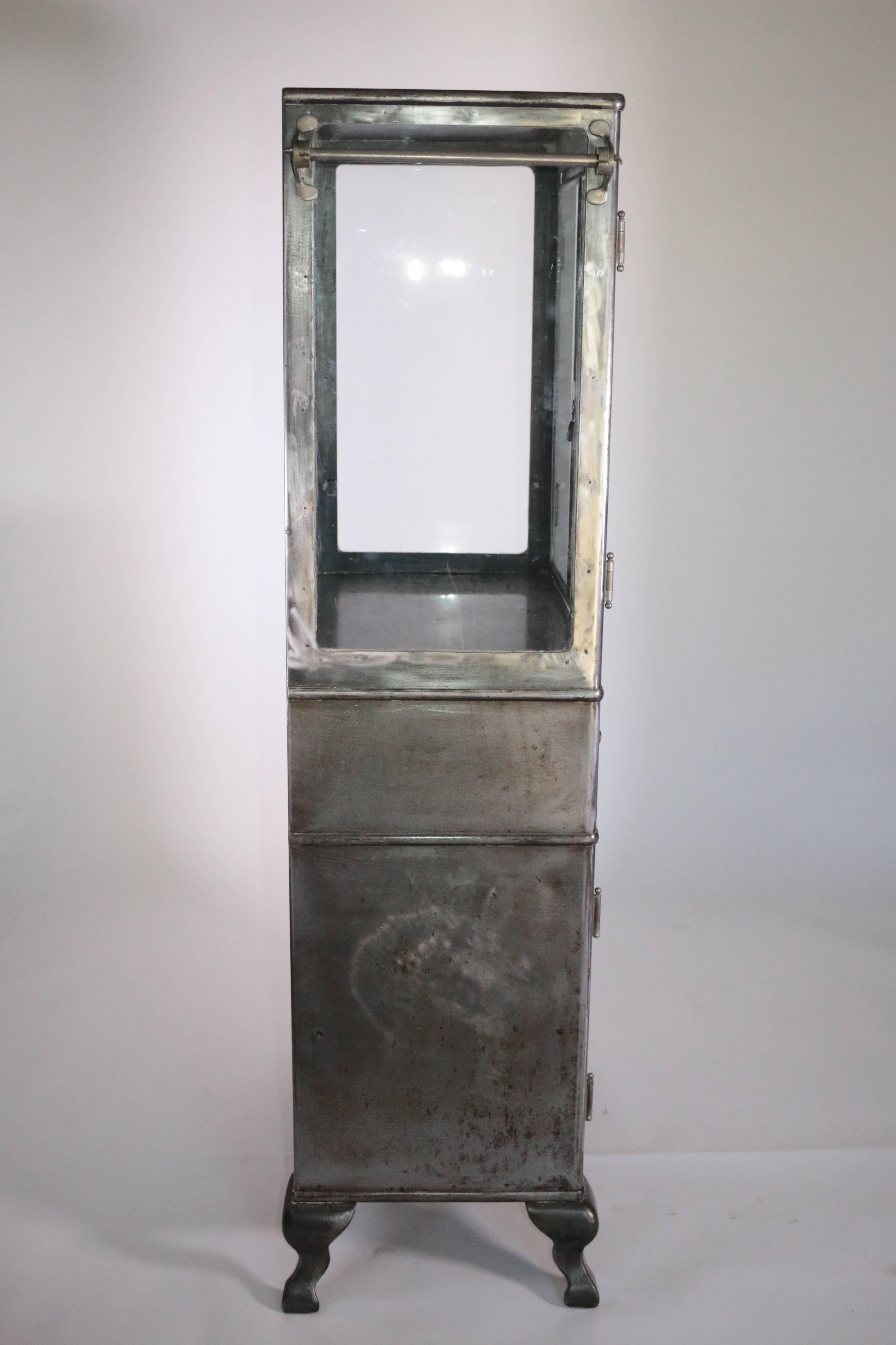 Industrial Modern 1920s Steel Metal Medical Cabinet In Excellent Condition In Pasadena, CA