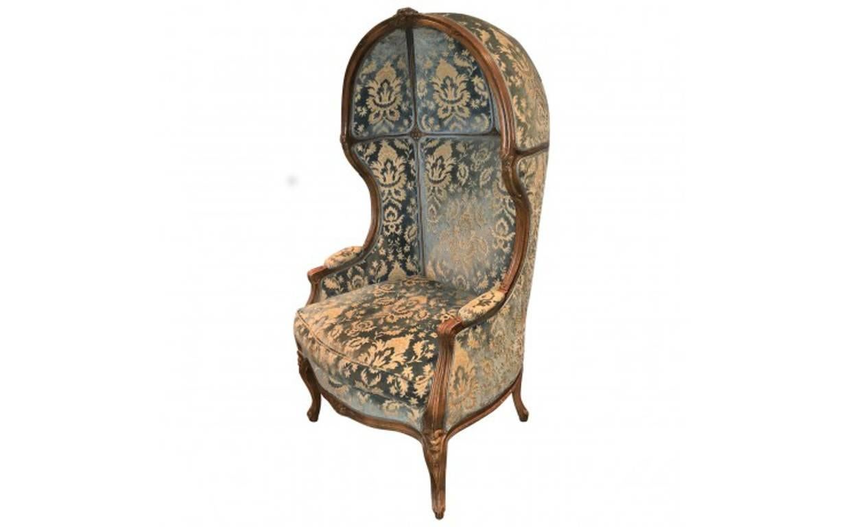 Created in the lavish style of French King Louis XV, this vintage porter's chair has a cocoon-like walnut frame with delicate gilding that supports luxe sections of cut velvet damask. A regal seating option fit for the most formal of decors.

Arm
