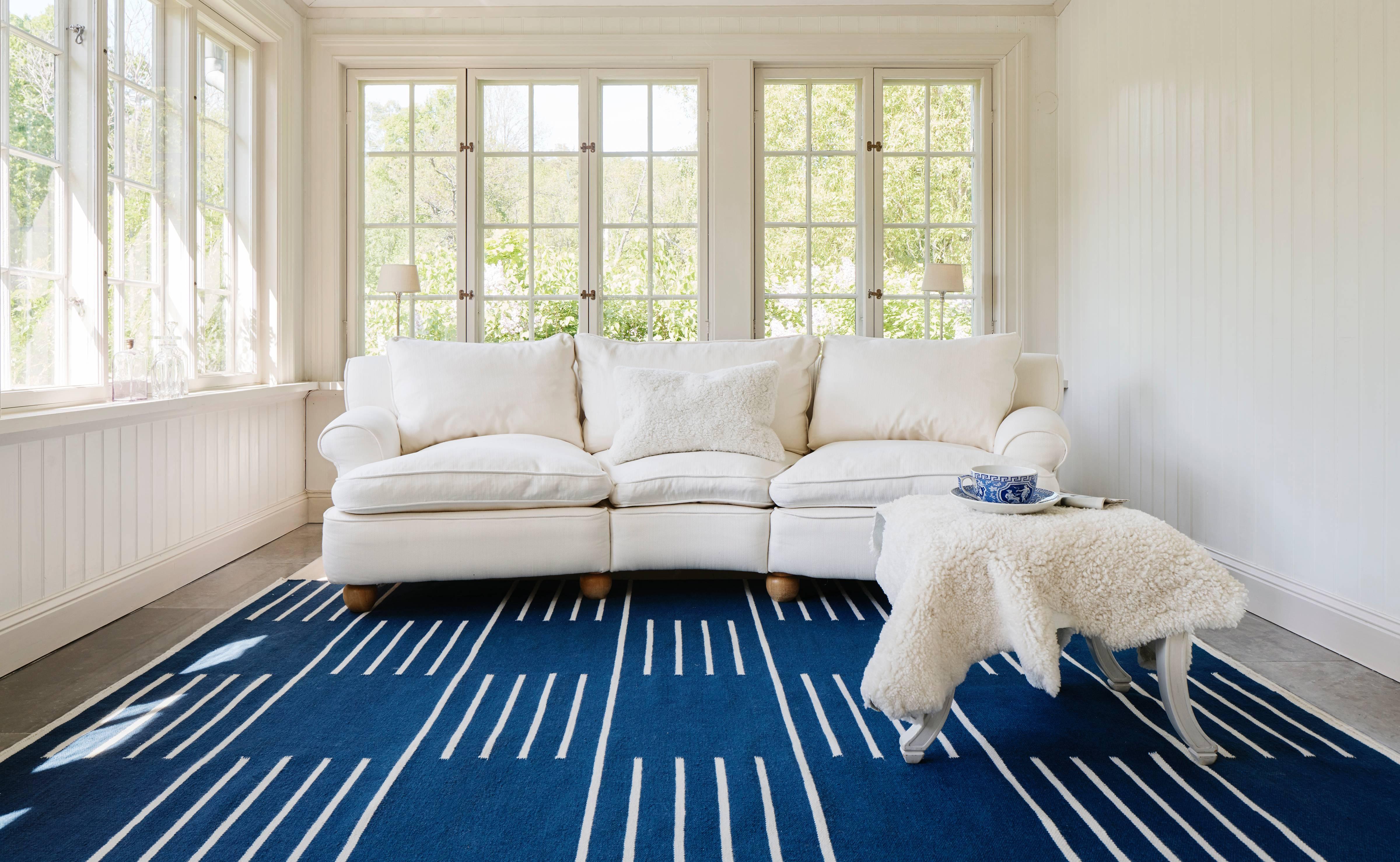 Classic Blue/Cream ist ein moderner Dhurrie/Kilim-Teppich im skandinavischen Design. Er ist in verschiedenen Größen erhältlich - siehe Anpassungsmöglichkeiten unten.

Ein traditionelles Design, inspiriert von klassischen skandinavischen Mustern. Der
