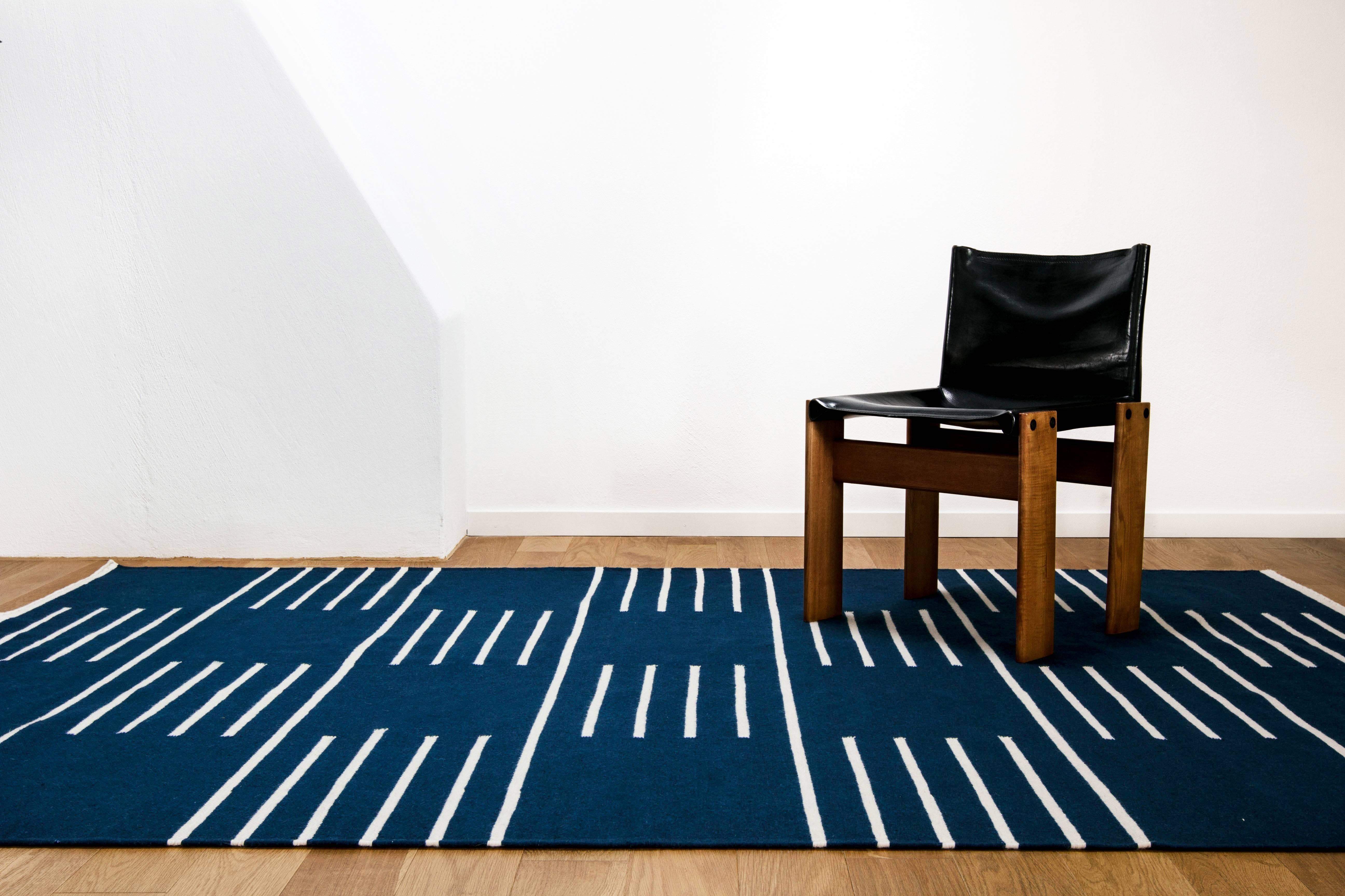 Klassischer blauer/cremefarbener, moderner Dhurrie/Kelim-Teppich in skandinavischem Design (Indisch) im Angebot