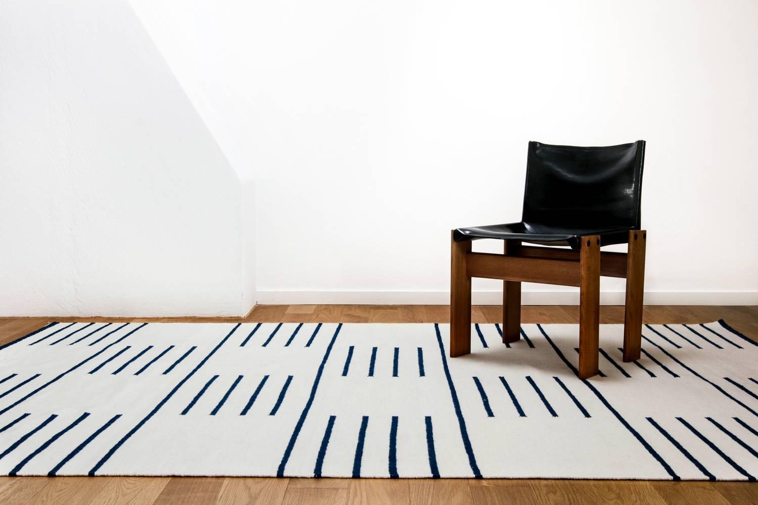 Klassischer Dhurrie-Teppich in Creme/Blau in skandinavischem Design (Kelim) im Angebot