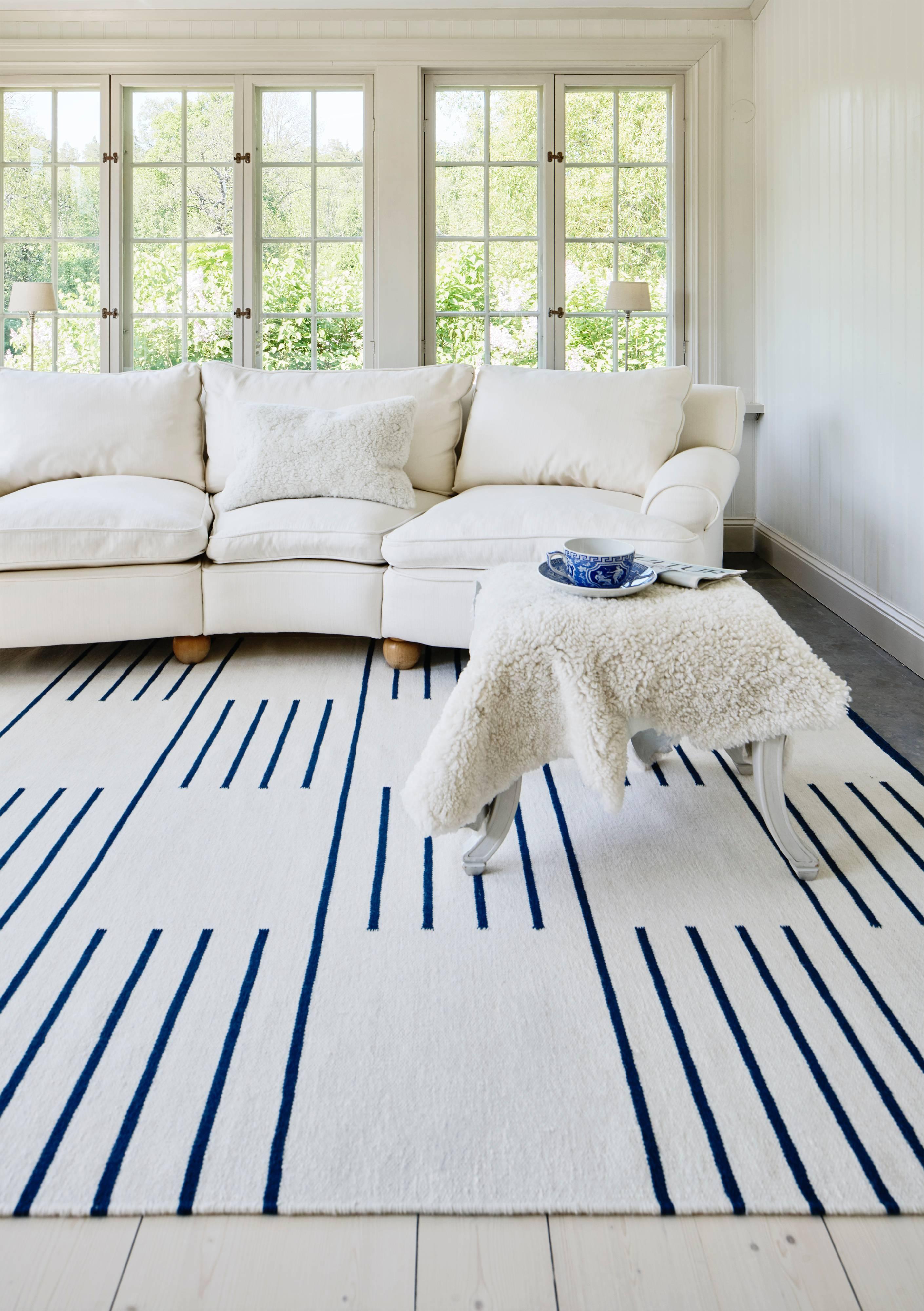 Klassischer Dhurrie-Teppich in Creme/Blau in skandinavischem Design (Indisch) im Angebot