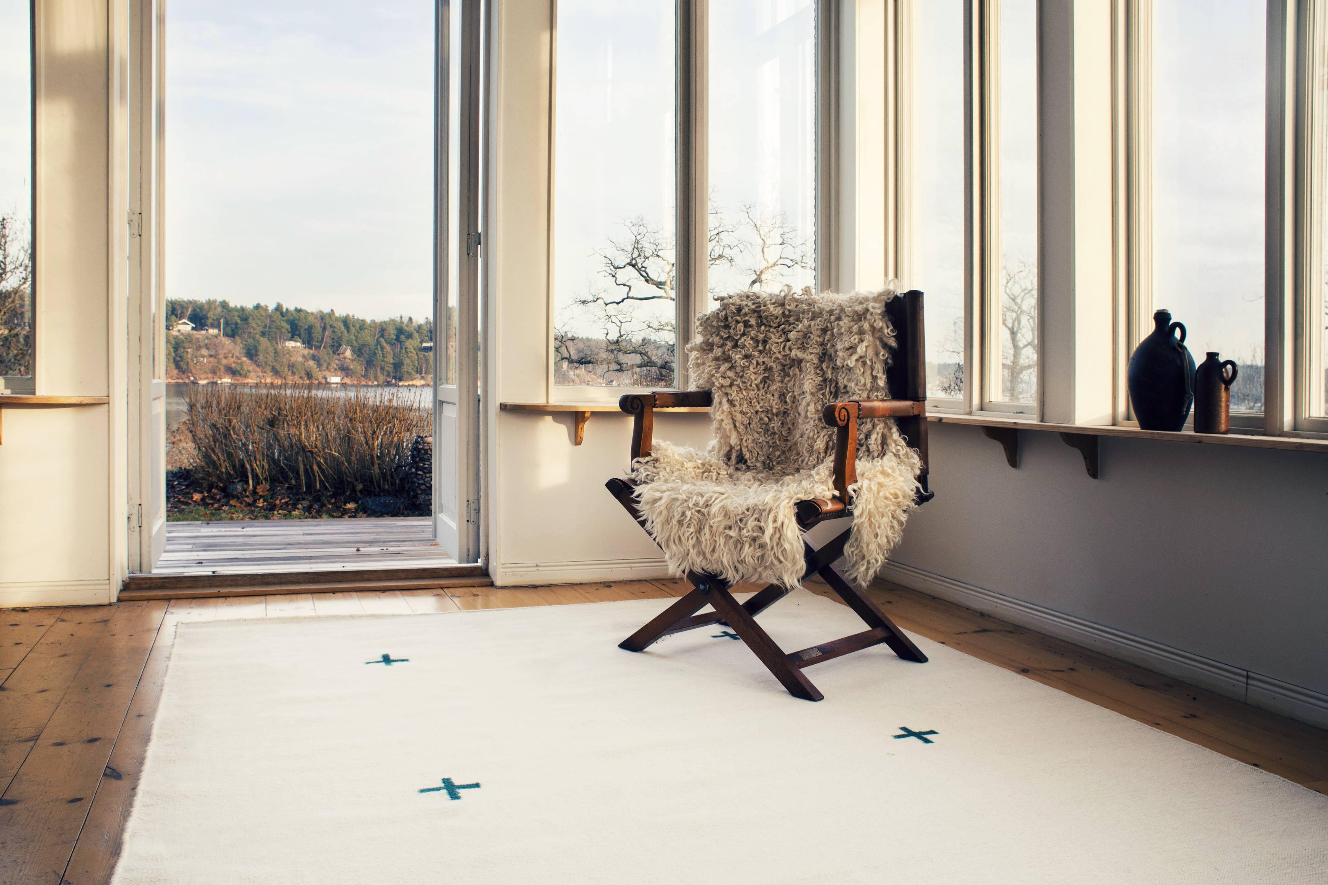 Plus Cream/Green is a modern dhurrie/kilim rug in Scandinavian design. It is available in different sizes - see customization options below.
This contemporary design has a minimalist aesthetic with an artistic touch. A great complement to the rest