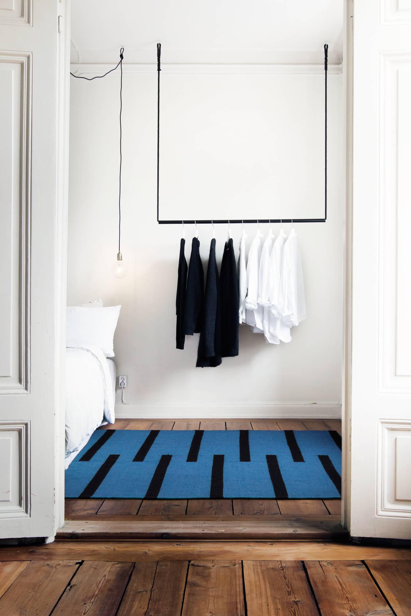Tiger Blue/Black est un tapis dhurrie/kilim moderne au design scandinave. Il est disponible en différentes tailles - voir les options de personnalisation ci-dessous. 

Notre tigre suédois présente des rayures noires audacieuses sur des couleurs