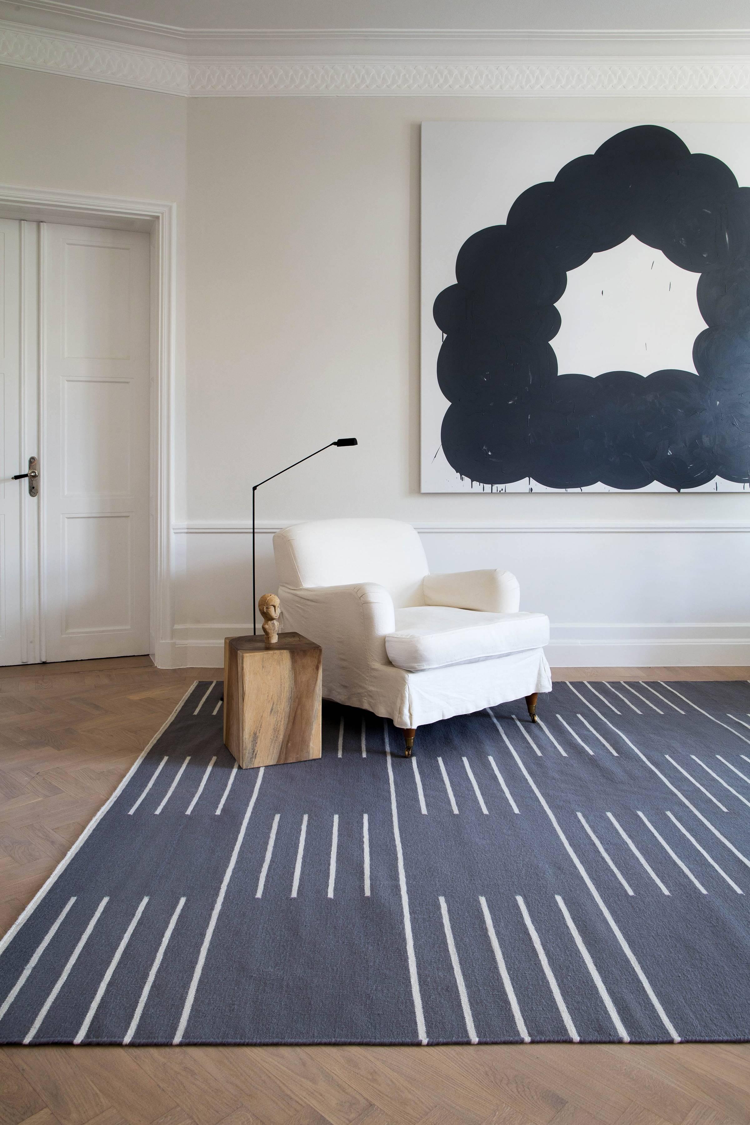 A traditional design inspired by classic Scandinavian patterns. The rug is available in contrasting colors and a tone on tone for a more or less lively look.

This modern flat-weave Dhurrie/Kilim rug, 