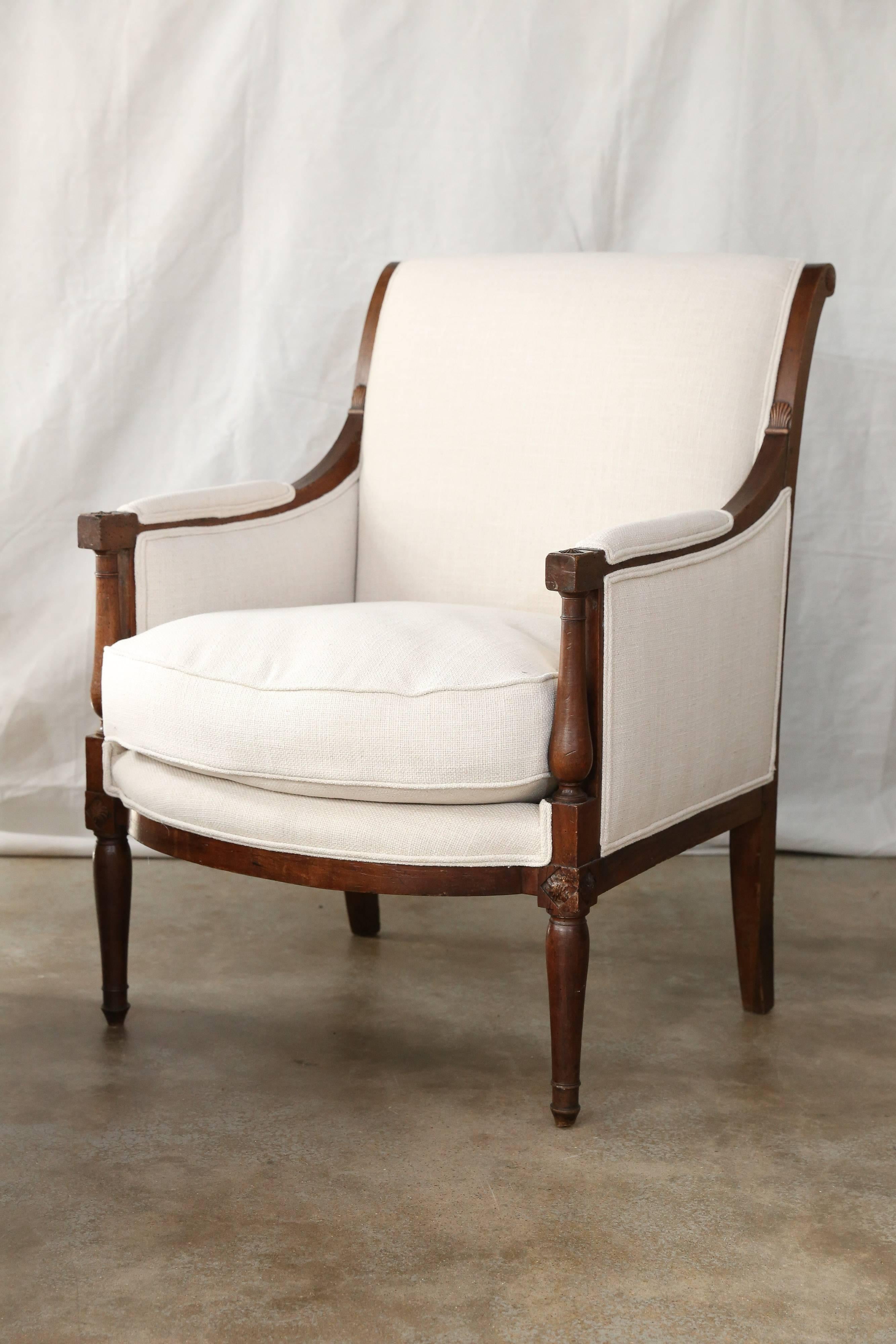 Elegant French duchesse brisee or chaise longue. In walnut, this graceful Directoire chaise has been completely reupholstered in off-white linen blend with down cushions.