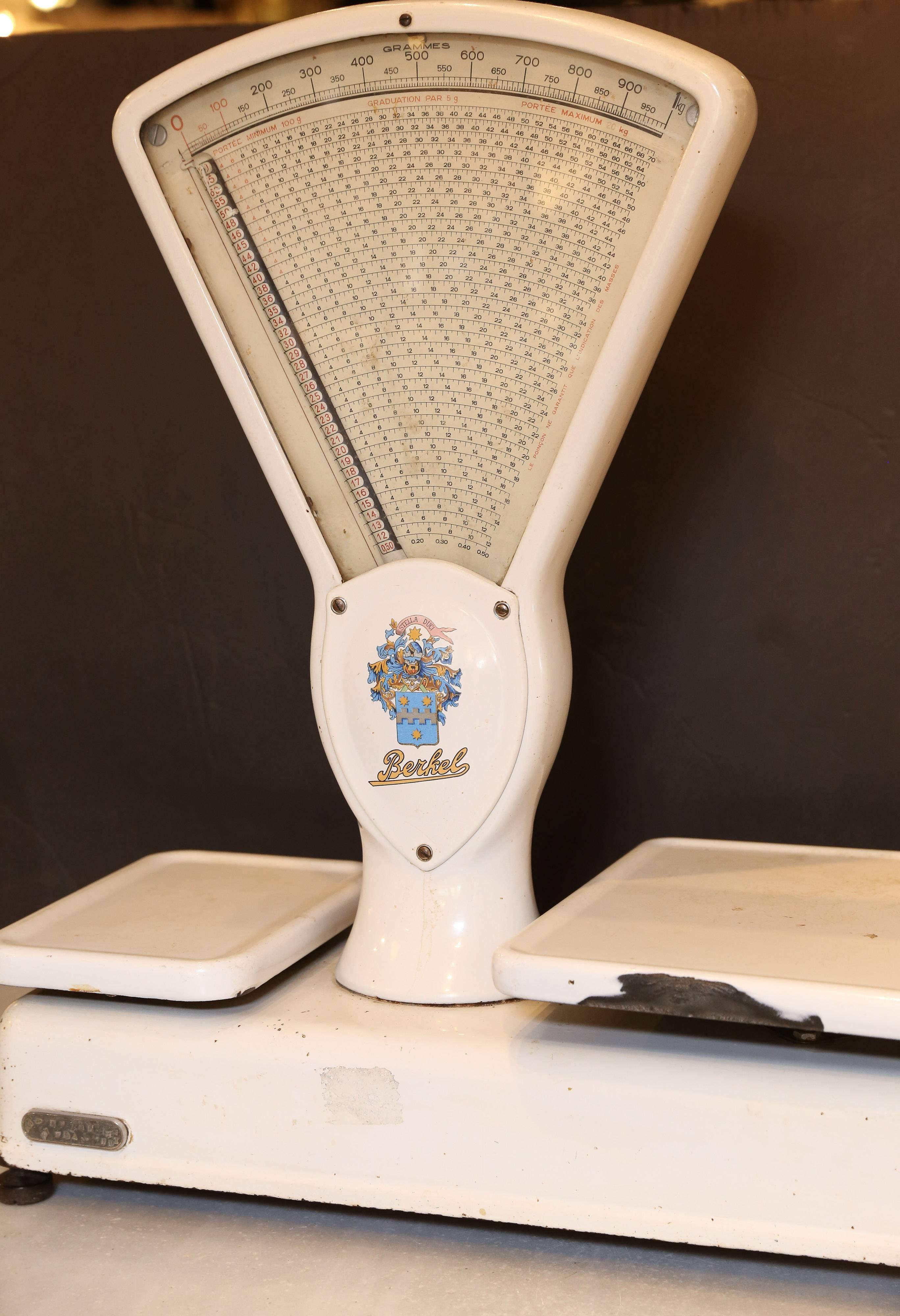 From the Berkel Auto Scale Co Ltd of Belgium, a Stella Duci Edition white enameled iron scale. Weighs in Grams. In very good condition with some traces of use. A beautiful addition to your home or shop.