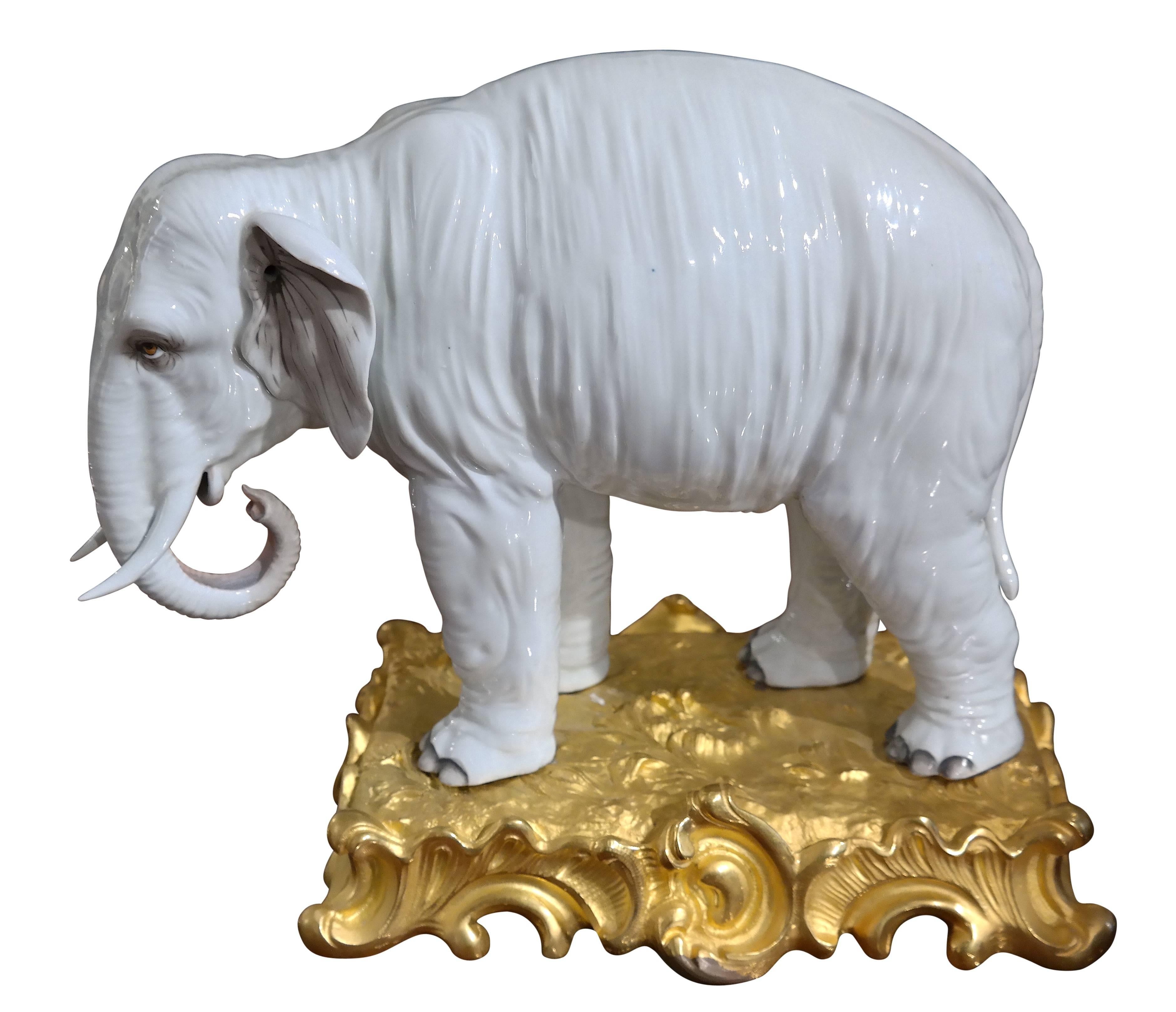 Porcelain elephant, probably SAMSON with French shear fire-gilded Bronze montage, 19th century.
One tusk is professionally restored.