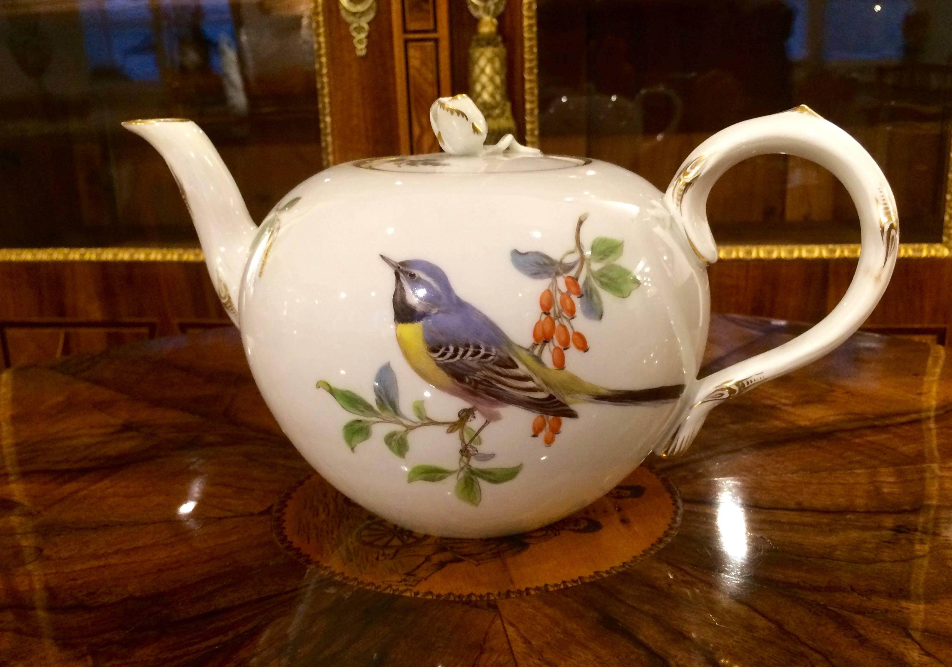 Meißen coffee and tea service, 20th century, 42 parts for 12 persons.
Artfully painted in high quality with birds and insects.