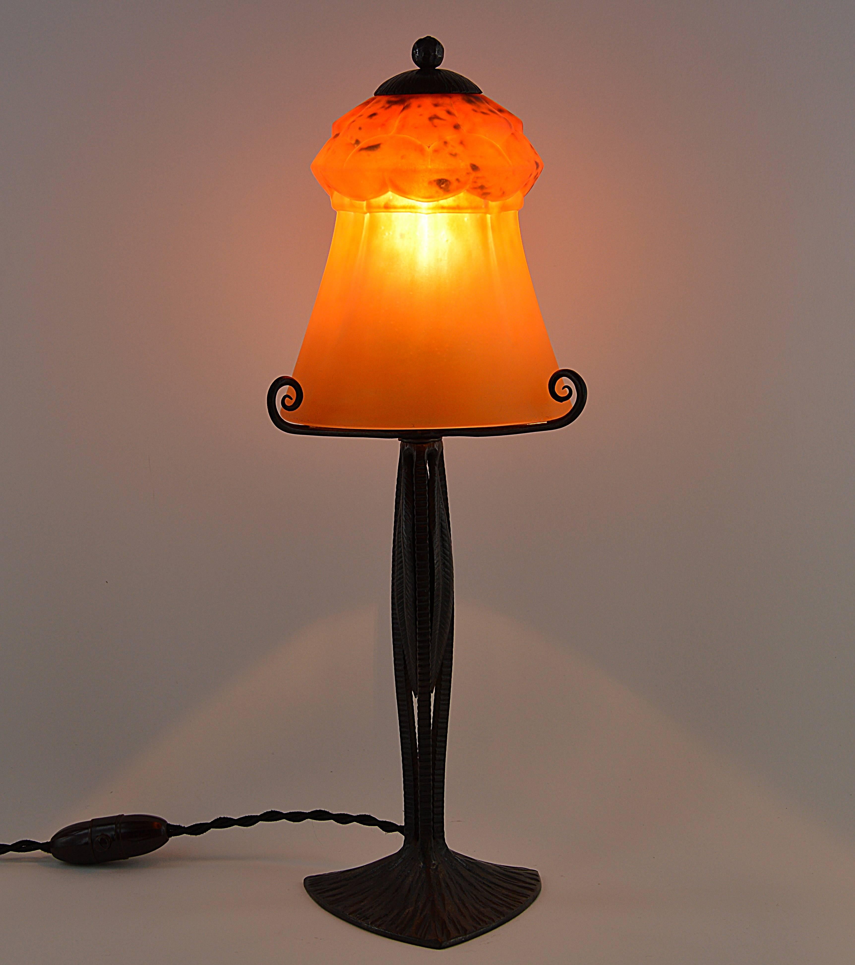 French Art Deco table lamp by Charles Schneider (Epinay-sur-Seine, Paris) and Henri Fournet (Lyon), France, circa 1925. This large blown molded glass shade made by Charles Schneider comes on its original wrought iron base. The glass shade was made