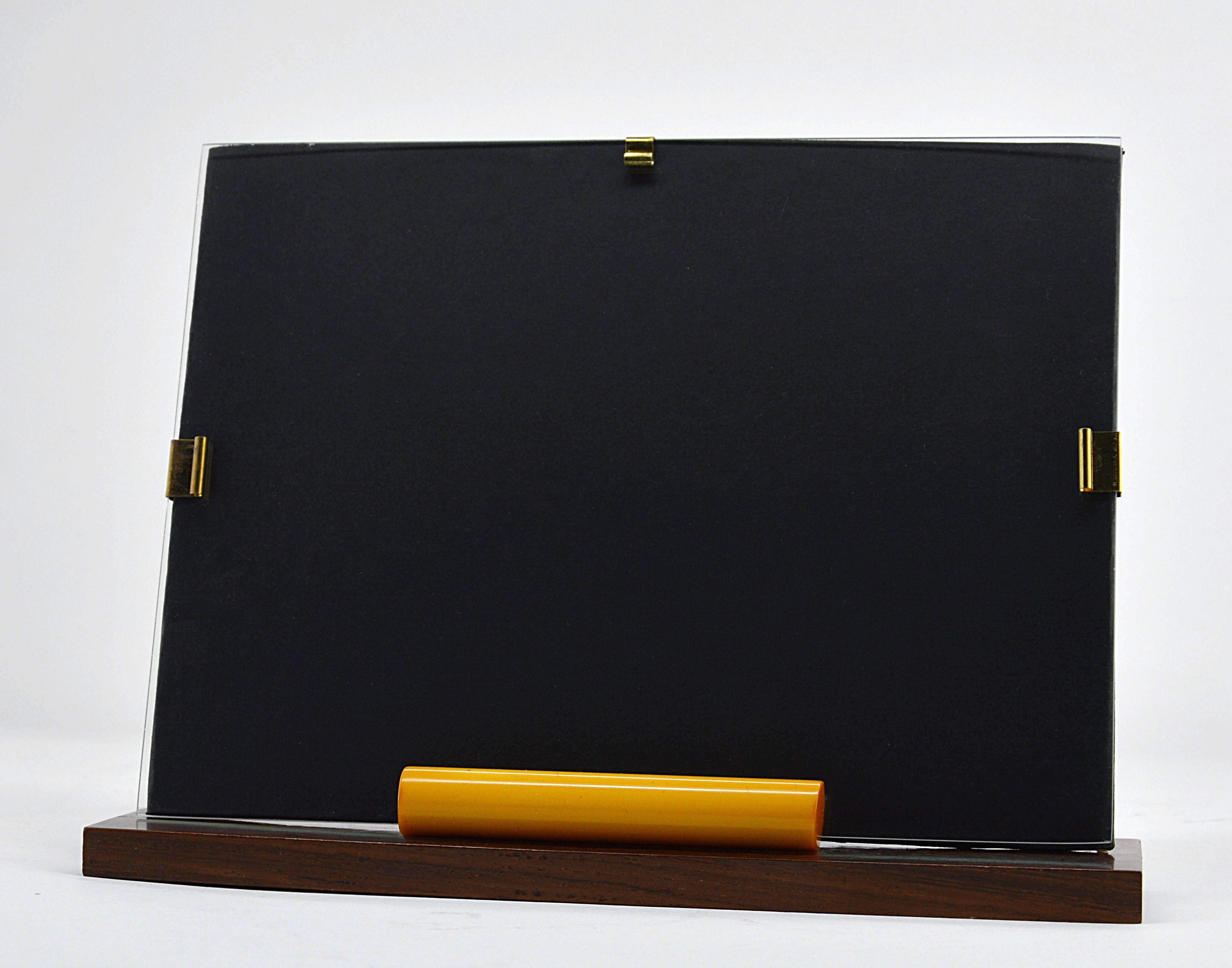 French Art Deco pair of bakelite and Macassar photo frames, circa 1930. Largest dimensions of the photo: 9.25 x 7.08 inches (23.5 x 18 cm).