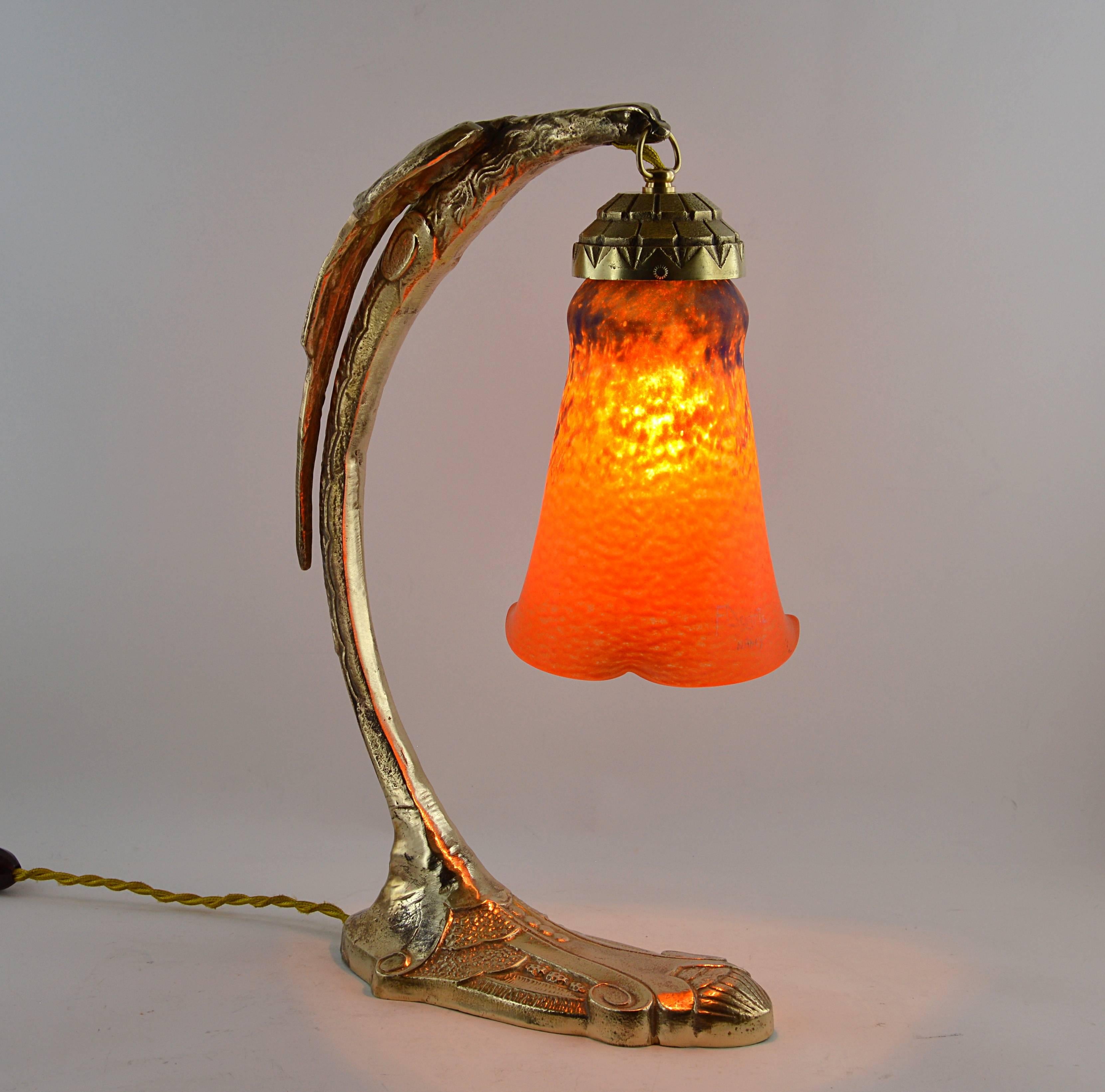 French Art Deco desk table lamp by Andre Delatte, Jarville (Nancy), late 1920s. The shade is made of blown double glass with powder application between both layers. Colors are red/orange and dark blue. At the bottom, three points stretched with
