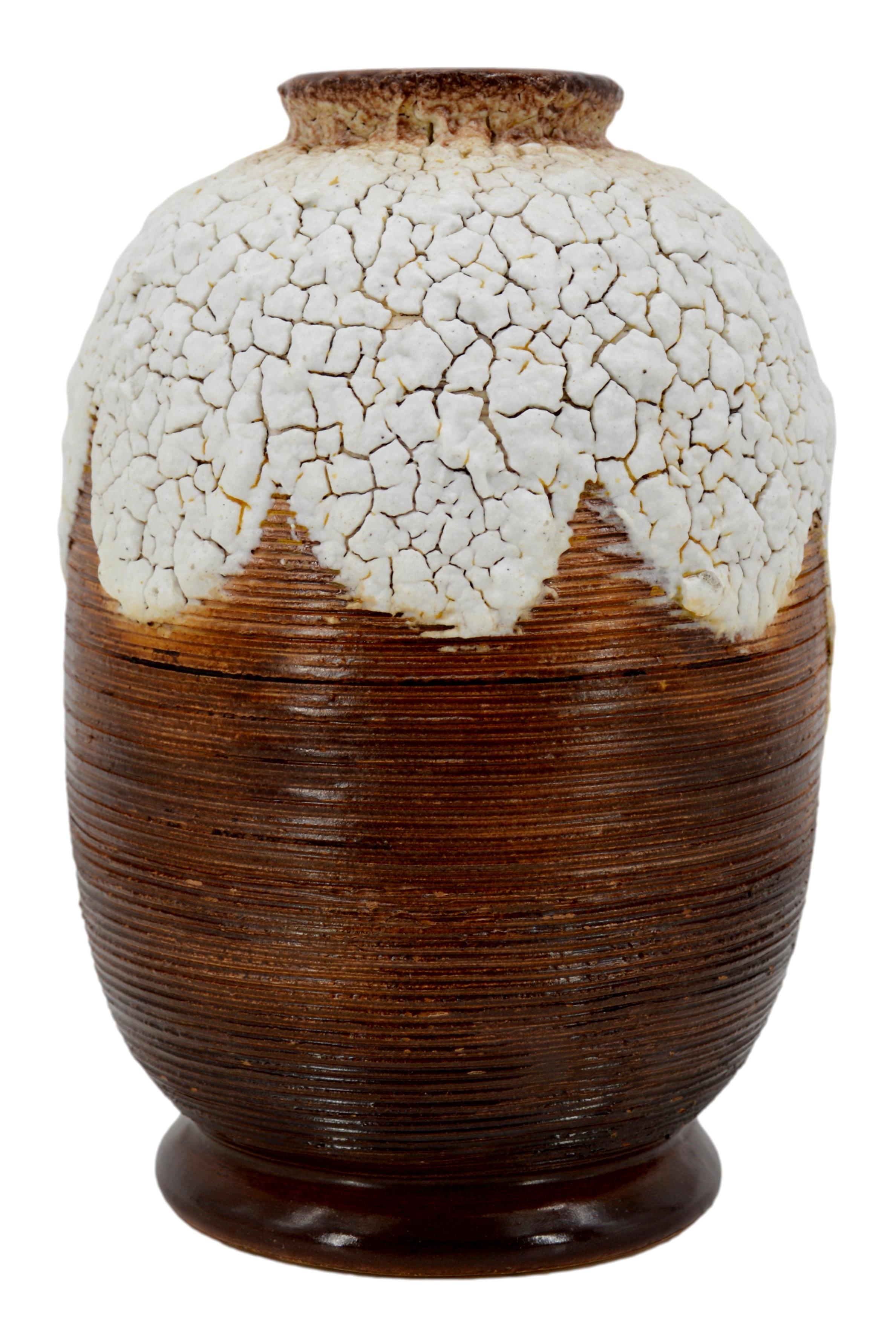 Vaso in gres Art Deco francese di Louis DAGE (Antony, Parigi), Francia, 1920 ca. Importanti applicazioni dello smalto. Altezza: 25,5 cm, diametro: 17 cm. Firmato 