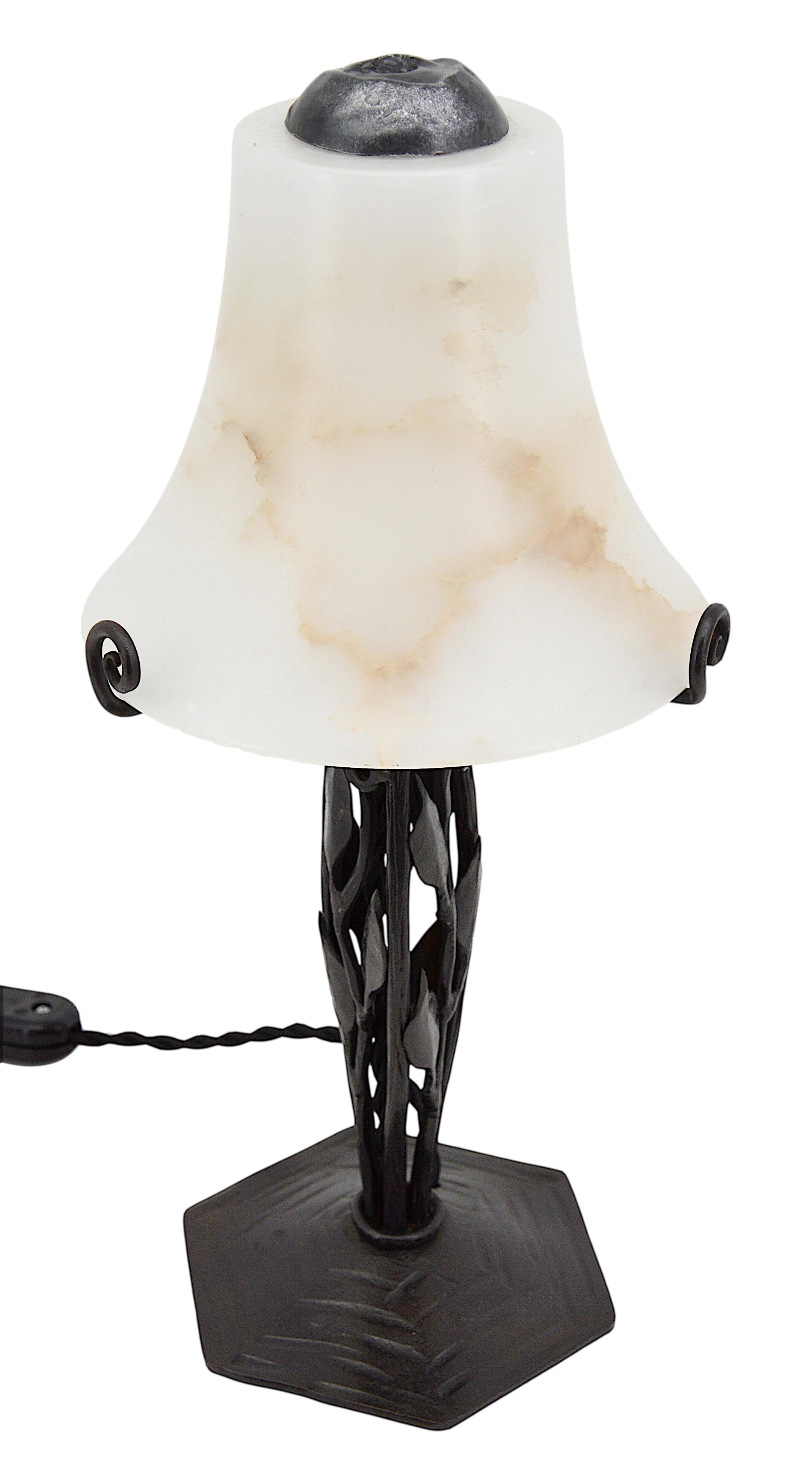 Lampe de table Art déco française en albâtre et fer forgé, 1920 en vente 1