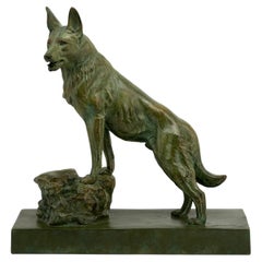 Sculpture Art déco française en terre cuite représentant un berger allemand, réalisée par L. Carvin, France
