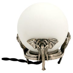 Lámpara de noche francesa de estilo Art Déco con forma de elefante, de cristal opalino, de alrededor de 1920