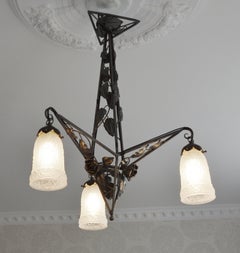 Lustre Petitot de style Art déco français à trois lumières, en verre dépoli, vers 1925
