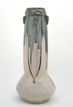 Französische Art-Déco-Vase aus Steingut im „Denbac“-Stil mit Tannenzapfen-Motiv, um 1920