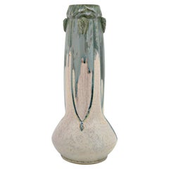 Französische Art-Déco-Vase aus Steingut im „Denbac“-Stil mit Tannenzapfen-Motiv, um 1920