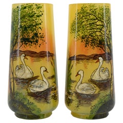Legras Pareja de jarrones franceses Art Nouveau esmaltados con cisnes, 1920