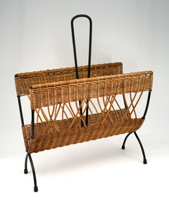 Porte-revues « Raoul Guys » en rotin français et métal noir, vers 1950