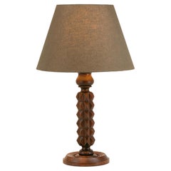 Lampada da tavolo in legno intagliato in stile Art Déco francese di Bouchard Père & Fils, anni ’30