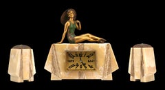 Set di orologi da camino in marmo in stile Art Déco francese con figura di bagnante e ombrellino, 1920 circa