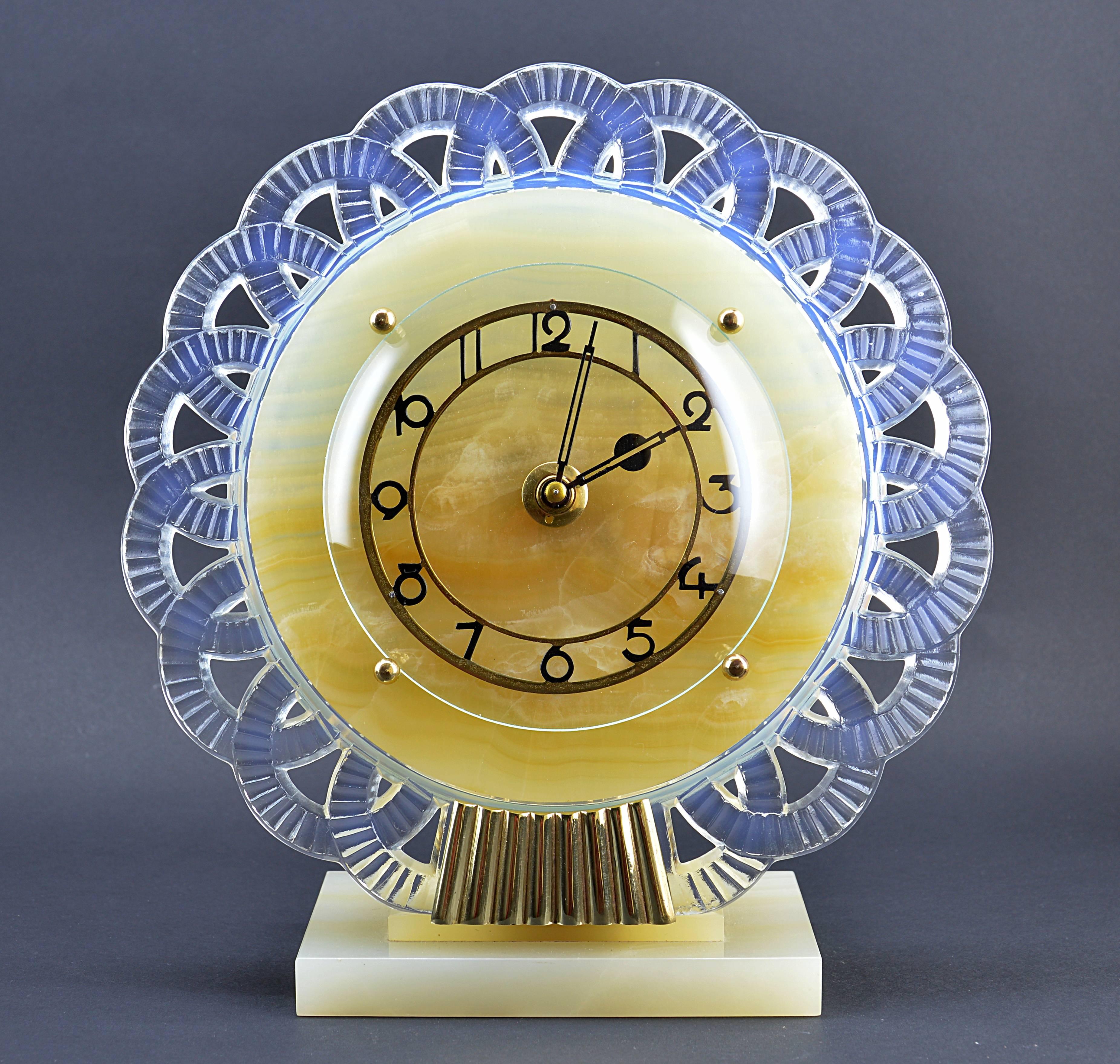French Art Deco clock by Bayard, France, late 1930s. 8 days movement, 7 rubis jewel. Rounded with a molded opalescent glass piece in the style of Marius Sabino or René Lalique. Actually, this glass piece is very similar to a Pierre D'Avesn's work at