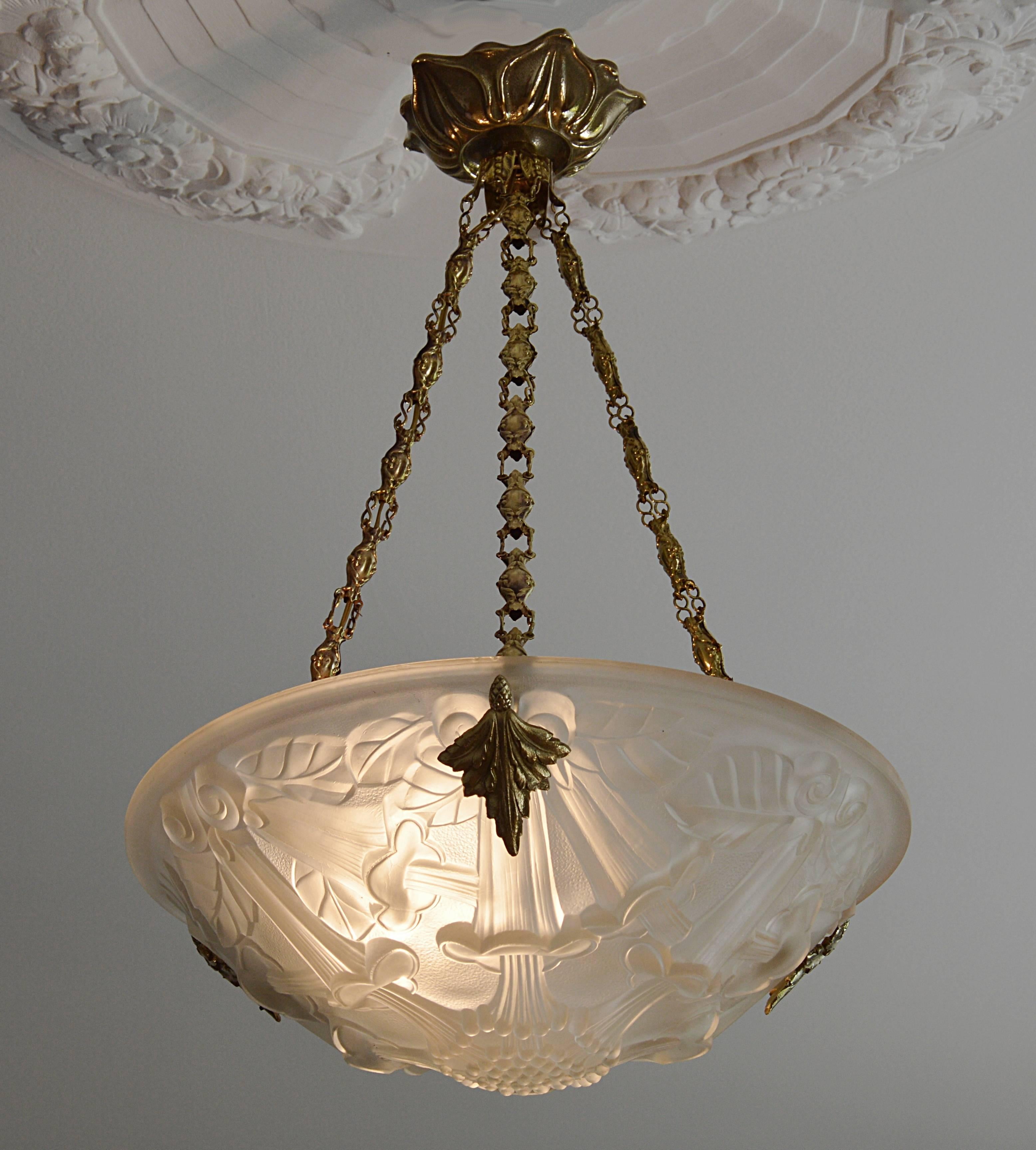 French Art Deco chandelier by Verrerie des Vosges, circa 1930. Molded glass shade with a trumpet vines creeper pattern. Solid bronze and gilt metal (links) fixture. Delivered wired for your country (US, EU, Australia, etc).