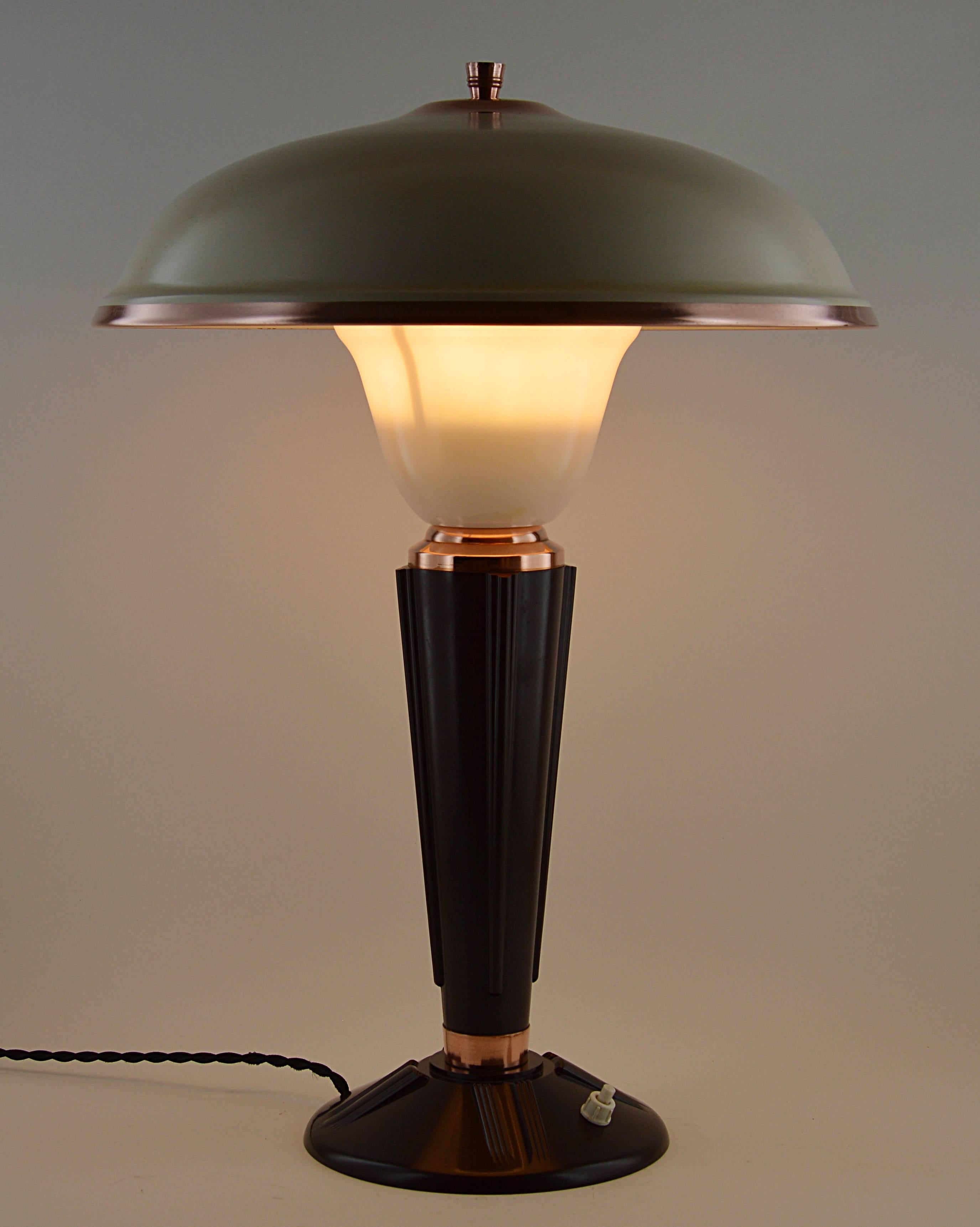 French Art Deco modernist table/desk lamp designed by Eileen Gray for Jumo company, Paris, late 1930s. Made of bakelite, plastic and copper. The bakelite base is in excellent condition. It comes with its internal plastic reflector and metal shade.
