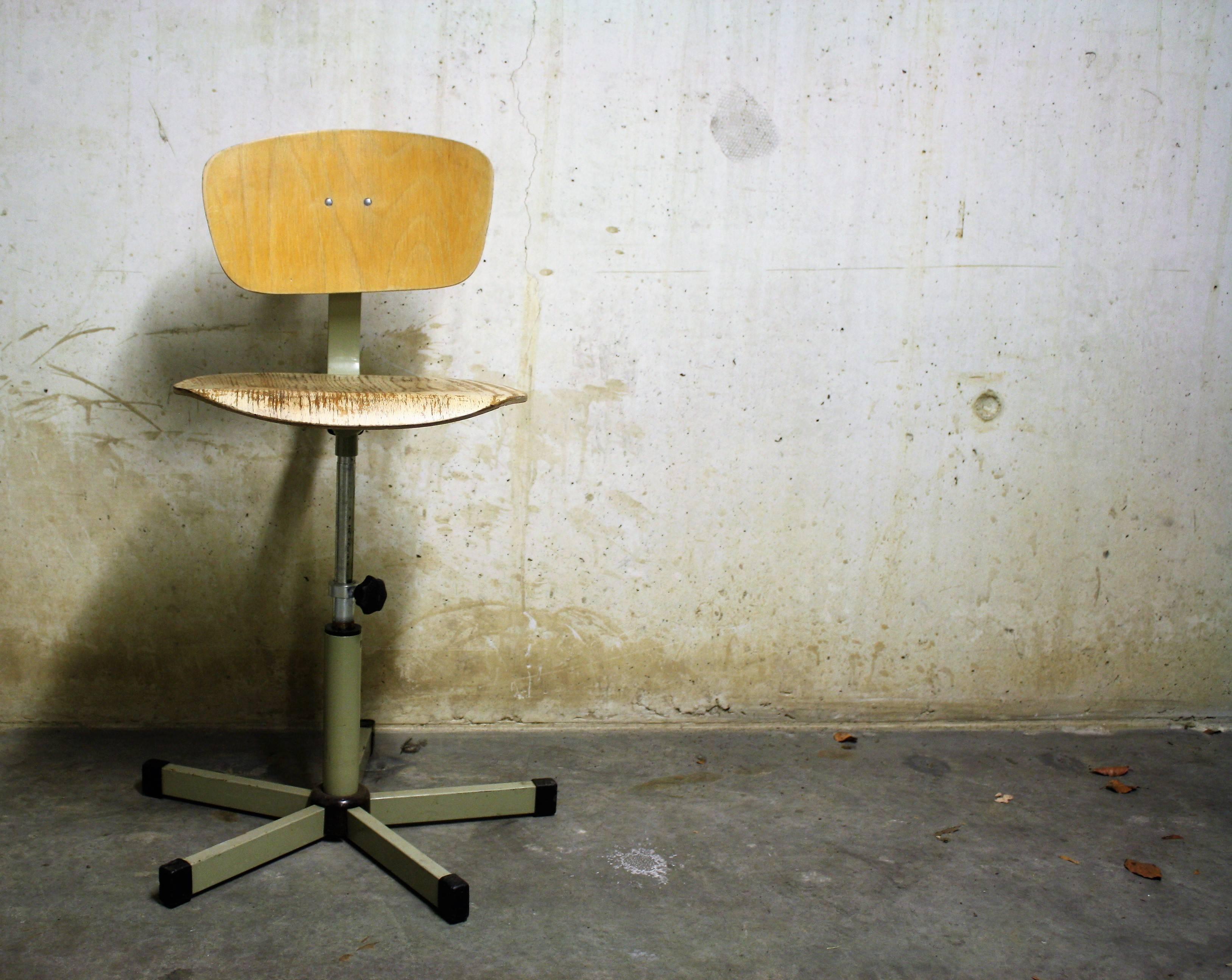 Beautifully worn Industrial work stool.

De backrest as well as the seat height is adjustable.

Good used condition.

Measures: Height 95cm
Seat height 65cm
Width 41cm
Depth 45cm.

  