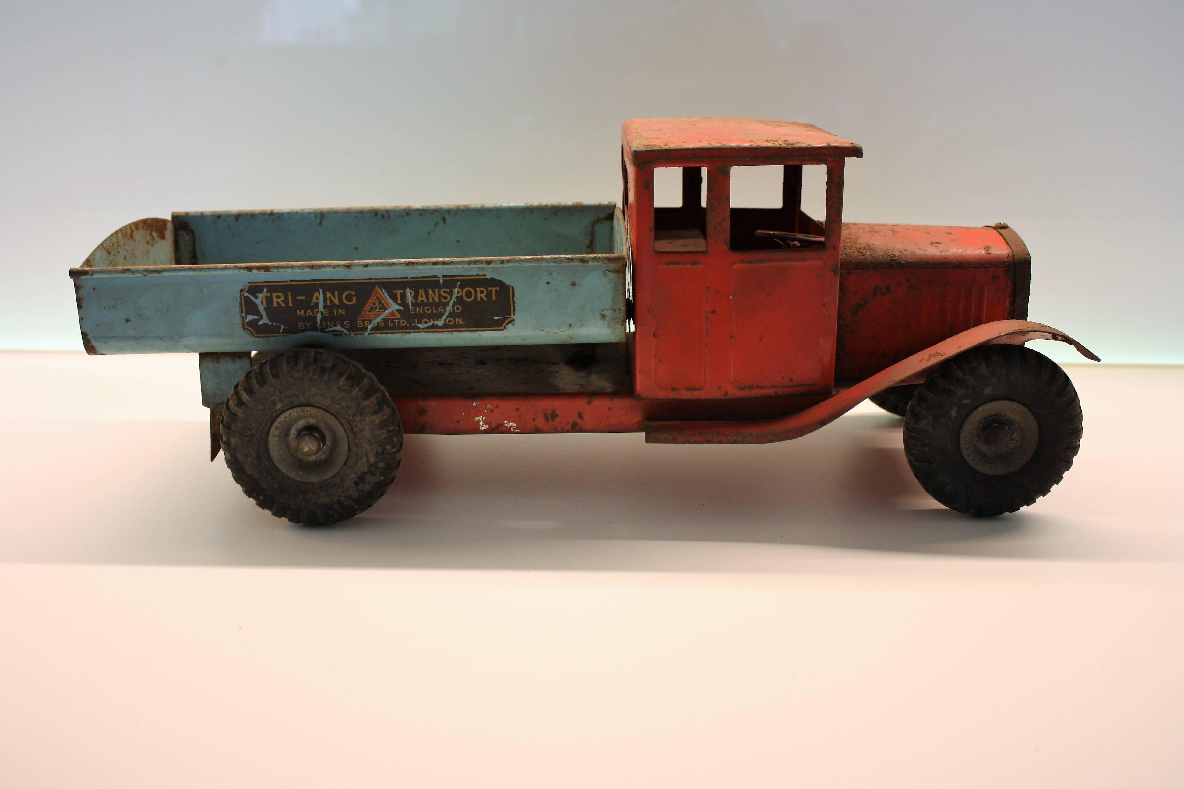 Vintage toy car from the english brand 'Tri-ang'.

The charm is in the wear and tear of this item, it makes this little truck very attractive and decorative.

The colours are good and the stickers are still applied.

The dump truck mechanism