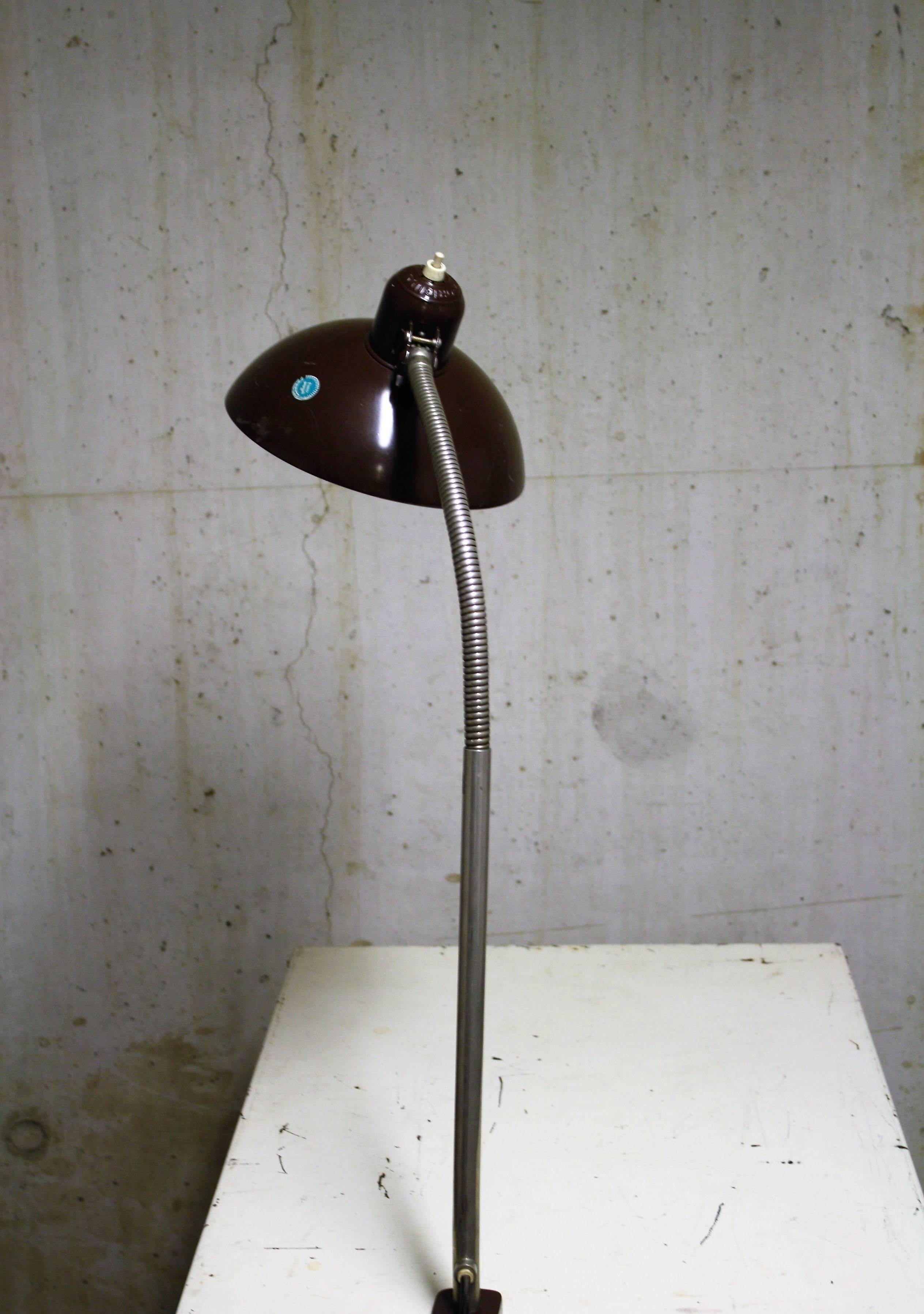 Vintage Industrial Kaiser Idell desk lamp or work light in brown metal.

It can be attached with the clamp to almost any desk or workbench.

The Bauhaus lamp has a flexible arm which makes the lamp very adjustable.

Rewired, tested and ready