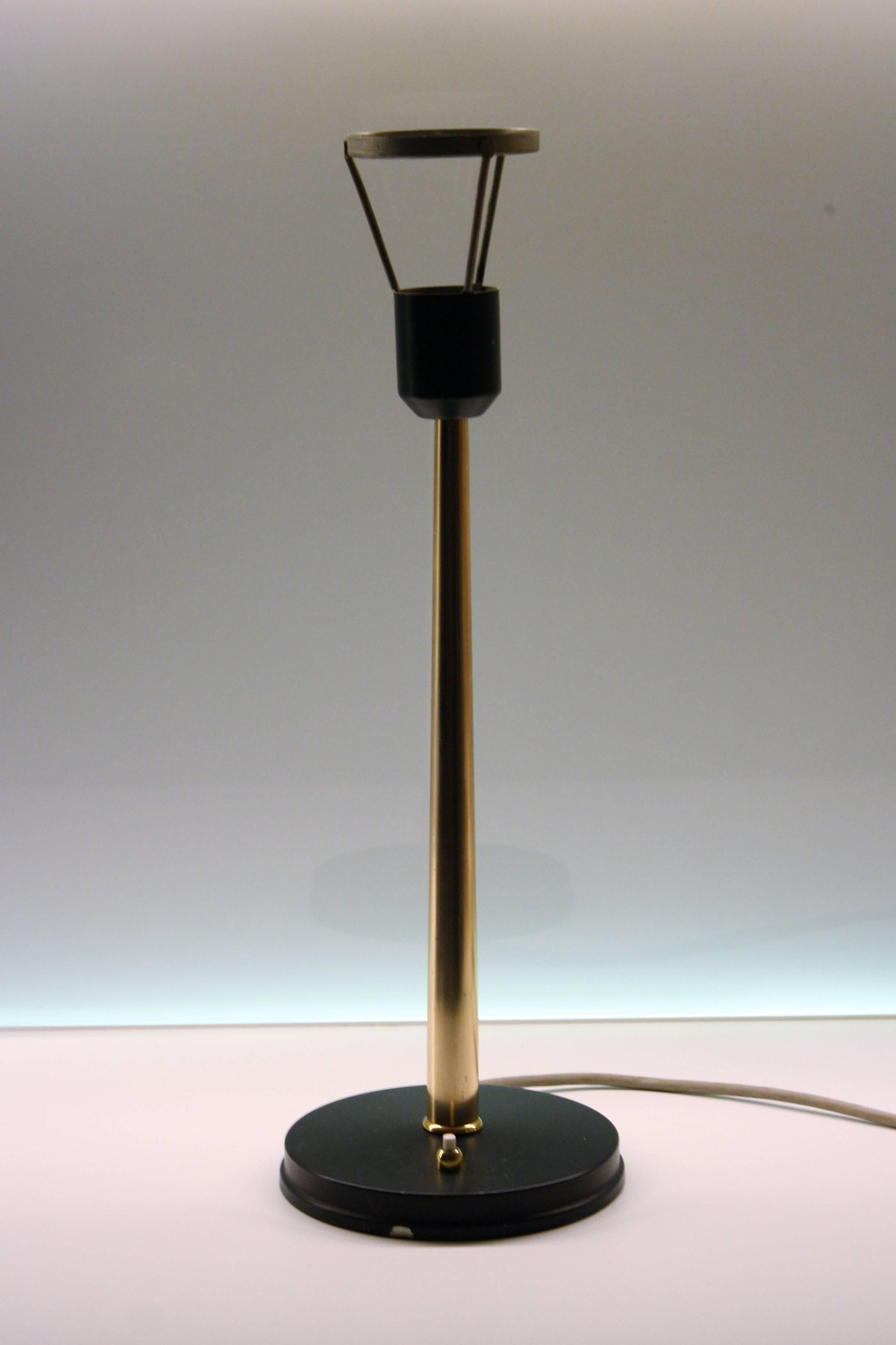 Brass desk lamp by Louis Kalff for Philips.

This ufo inspired desk lamp or table lamp has a dark green coloured metal shade mounted on a brass conical bar. The base features the Philips logo and a brass switch.

The lamp dates from the Space