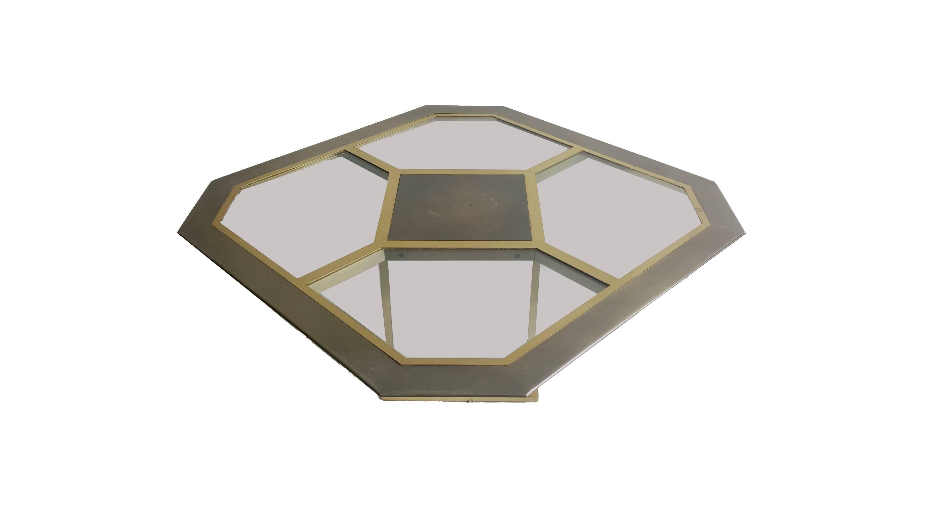 Octagonal brass coffee table with mirrored glass.

The base has mirrors on all four sides.

Good overall condition.

1970s, France

Measures: Height 45cm/18"
Width 90cm/35".